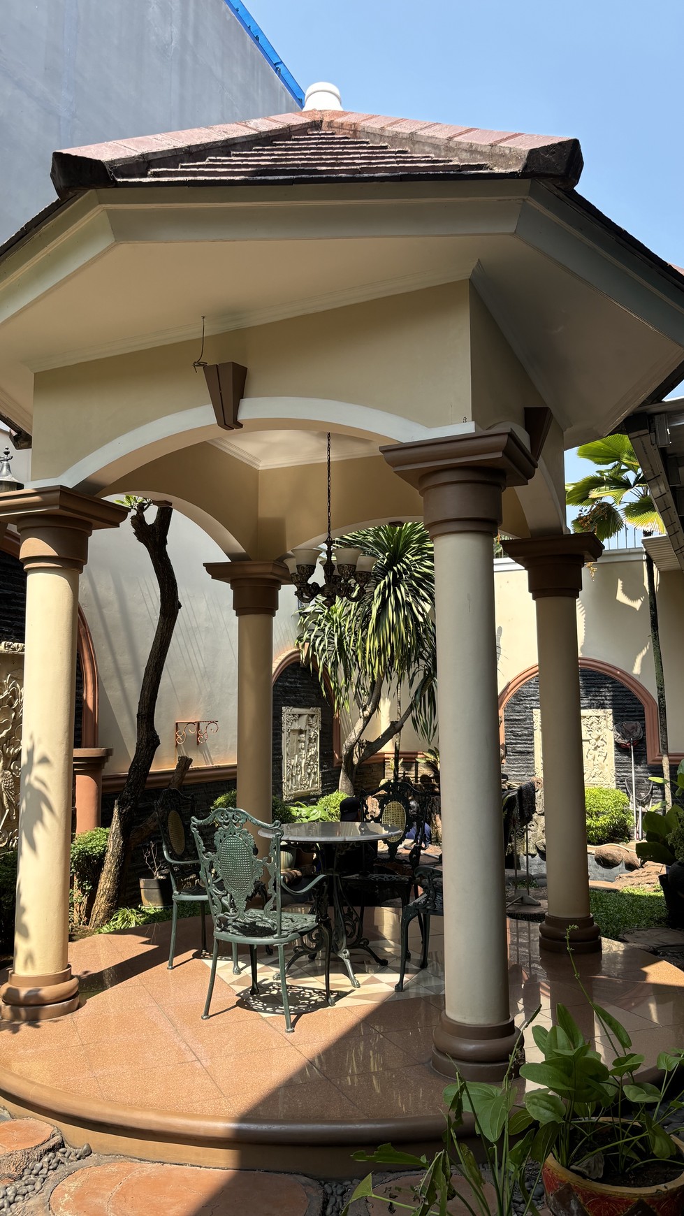 Rumah Mewah 2 Lantai Hoek, Hadap Taman