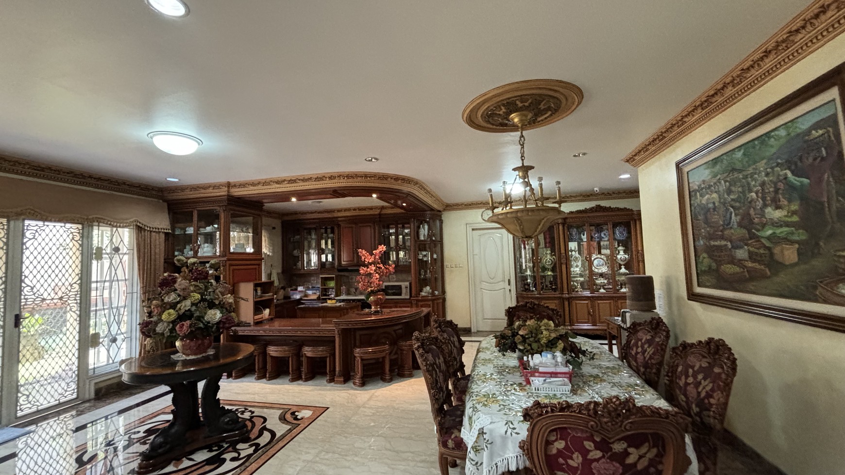 Rumah Mewah 2 Lantai Hoek, Hadap Taman
