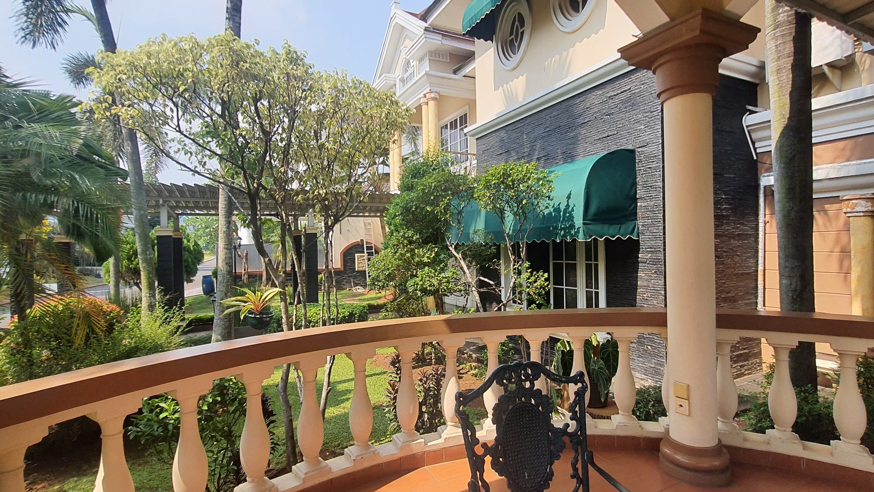 Rumah Mewah 2 Lantai Hoek, Hadap Taman