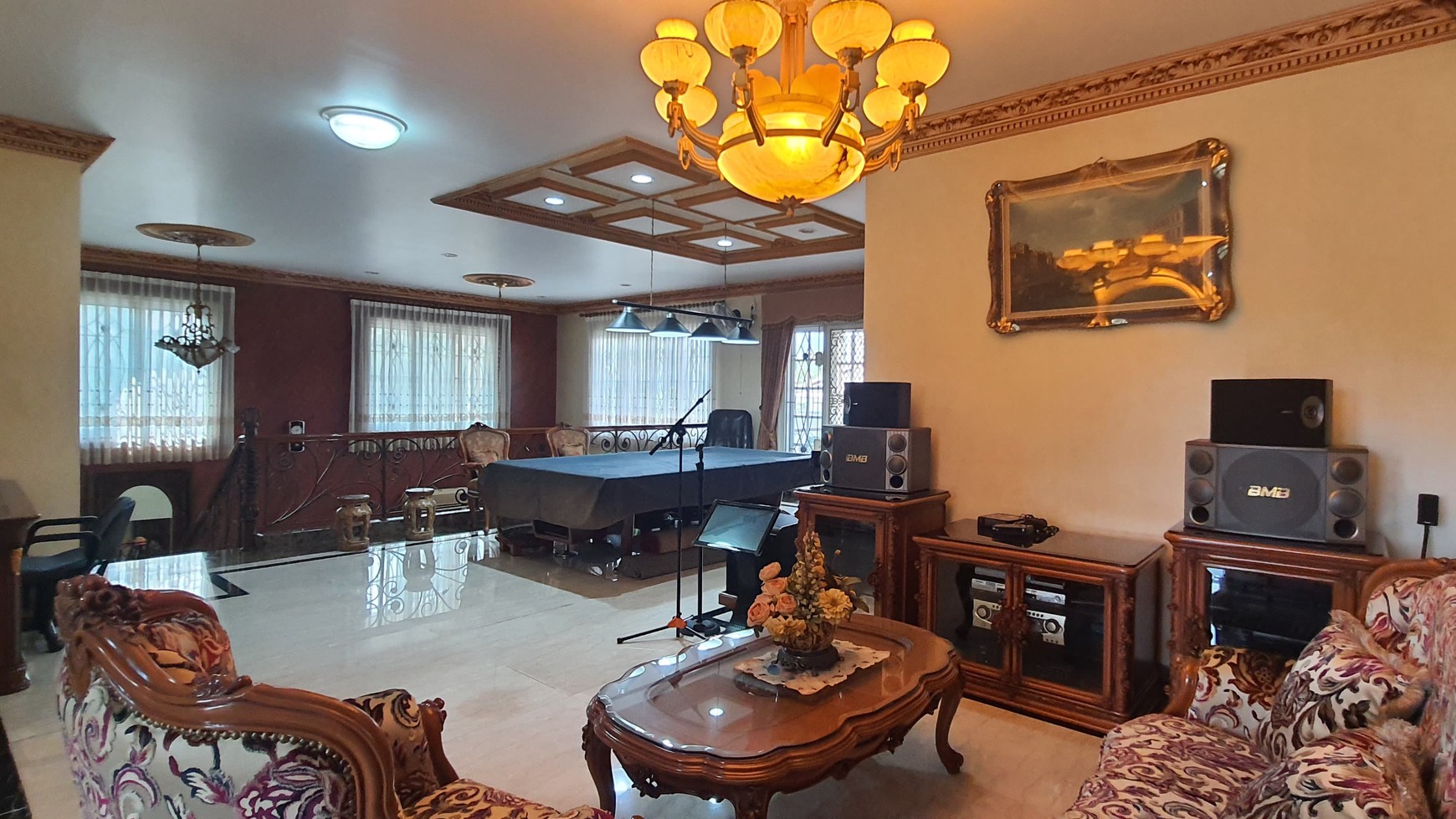 Rumah Mewah 2 Lantai Hoek, Hadap Taman