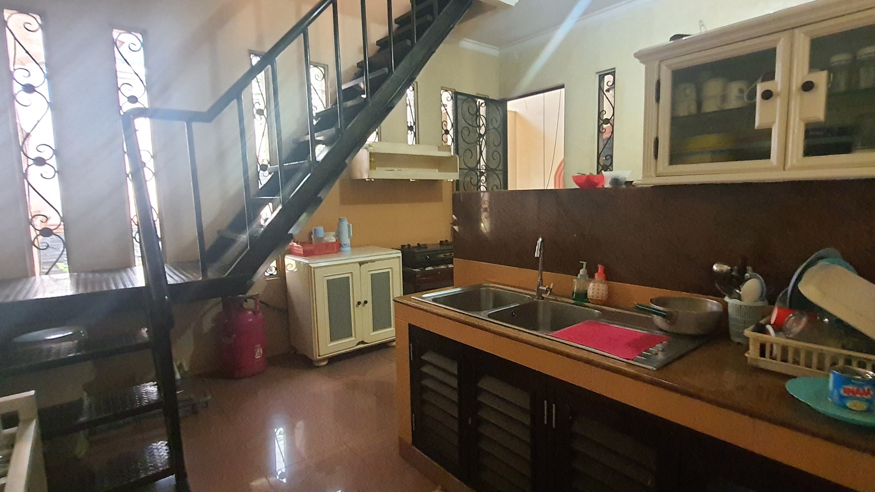Rumah Mewah 2 Lantai Hoek, Hadap Taman