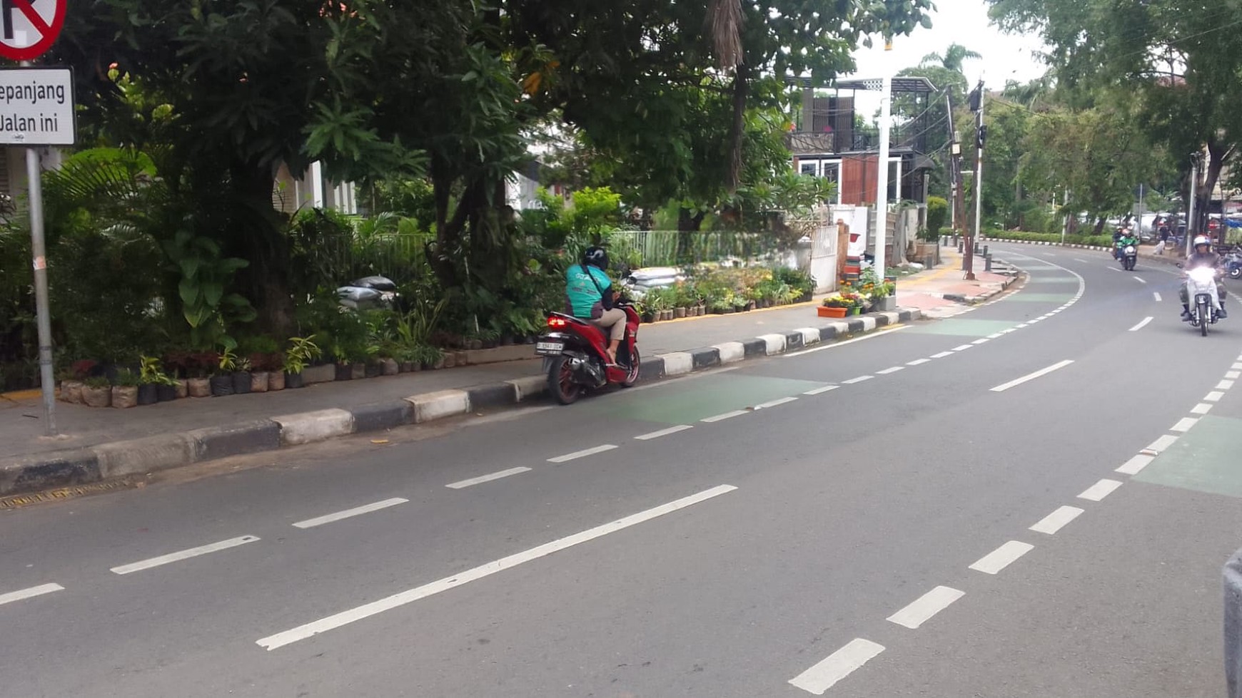 Rumah Lama Cantik Hitung Lahan Di Tebet Barat Raya Di Depan ECO Park Tebet Dengan Taman Depan Dan Belakang Yang Luas Di Jual Di Bawah Harga Pasar