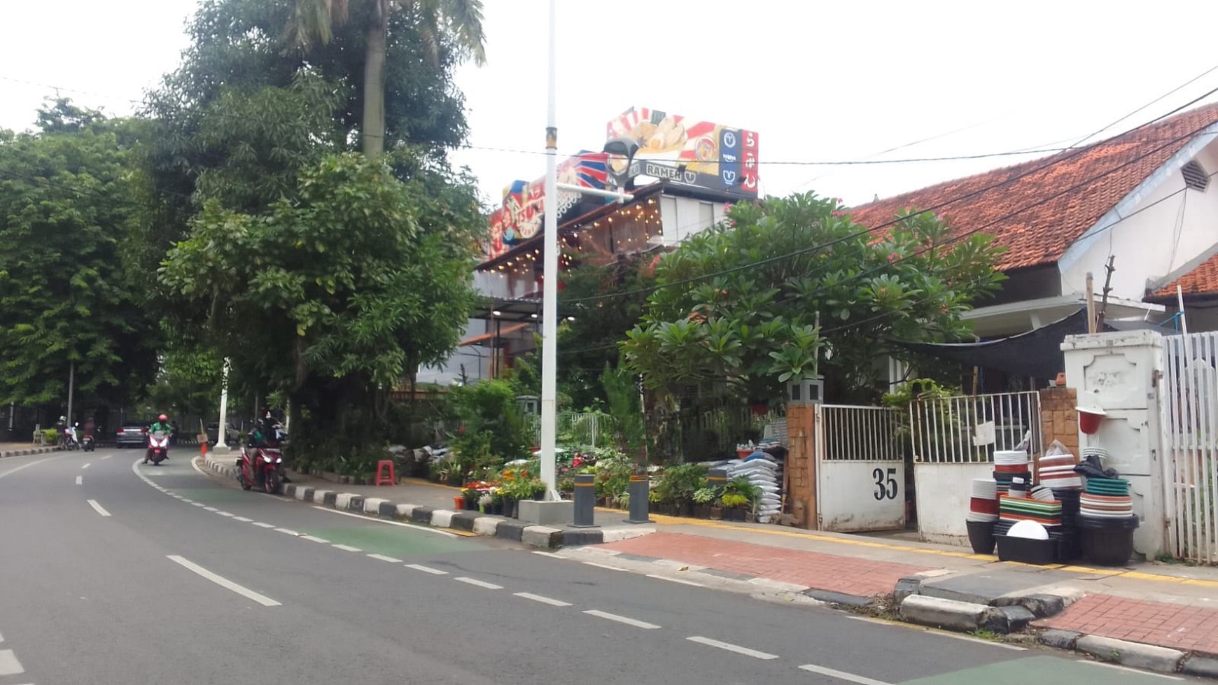 Rumah Lama Cantik Hitung Lahan Di Tebet Barat Raya Di Depan ECO Park Tebet Dengan Taman Depan Dan Belakang Yang Luas Di Jual Di Bawah Harga Pasar