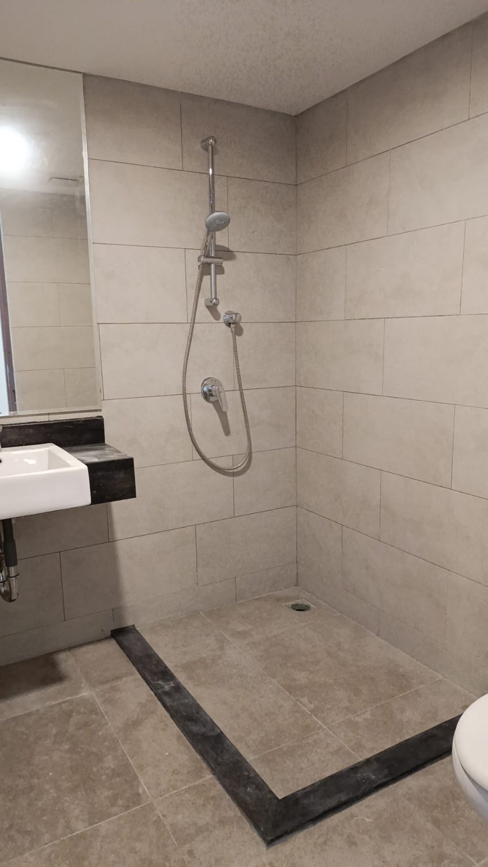 Apartement Roseville Soho And Suite Unfurnished, kondisi baru bersih, harga siap nego, lokasi dekat akses toll BSD.