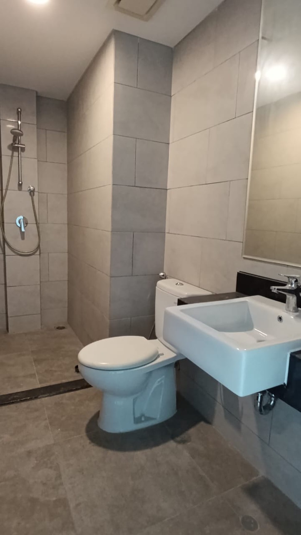 Apartement Roseville Soho And Suite Unfurnished, kondisi baru bersih, harga siap nego, lokasi dekat akses toll BSD.