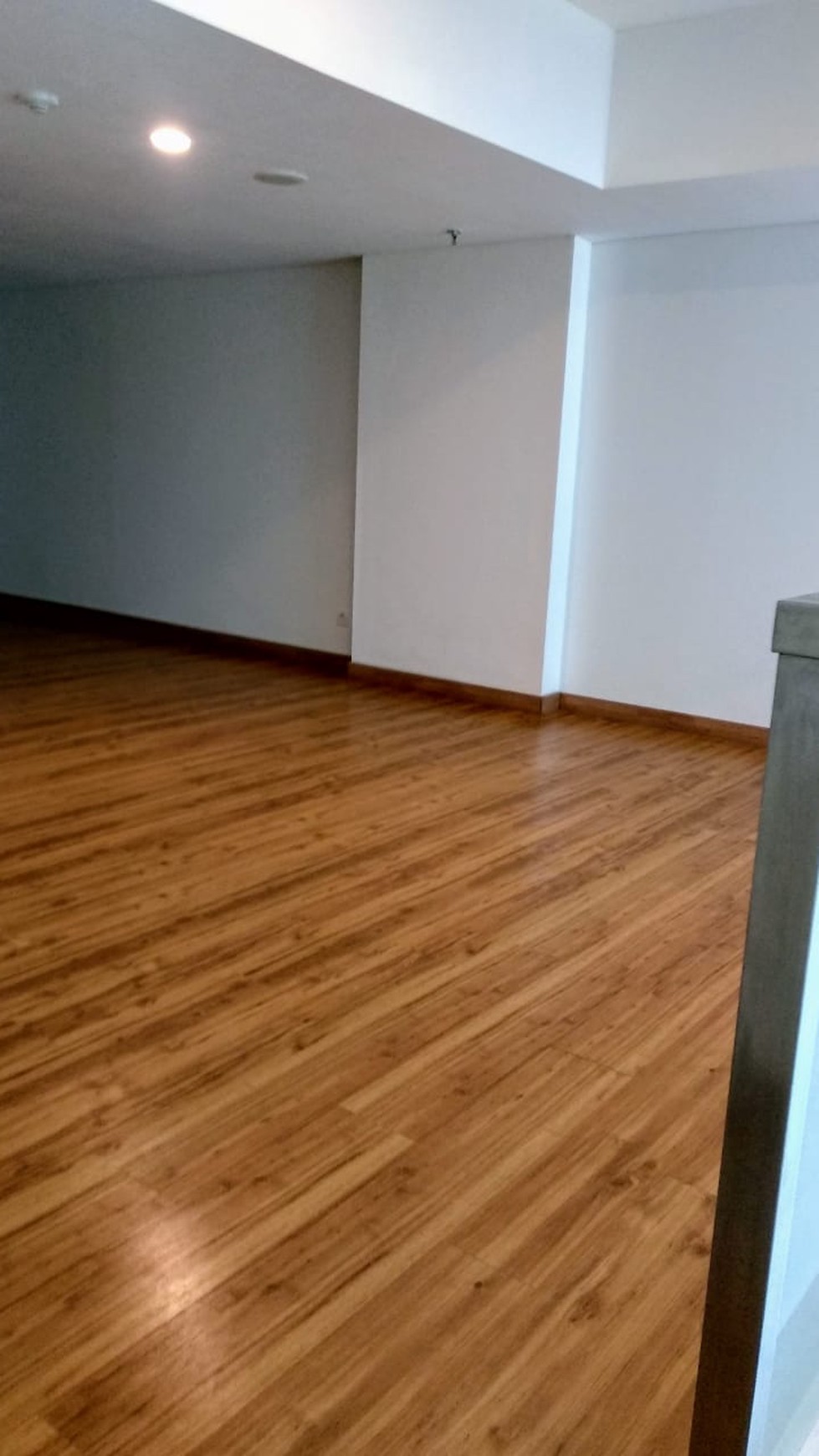 Apartement Roseville Soho And Suite Unfurnished, kondisi baru bersih, harga siap nego, lokasi dekat akses toll BSD.