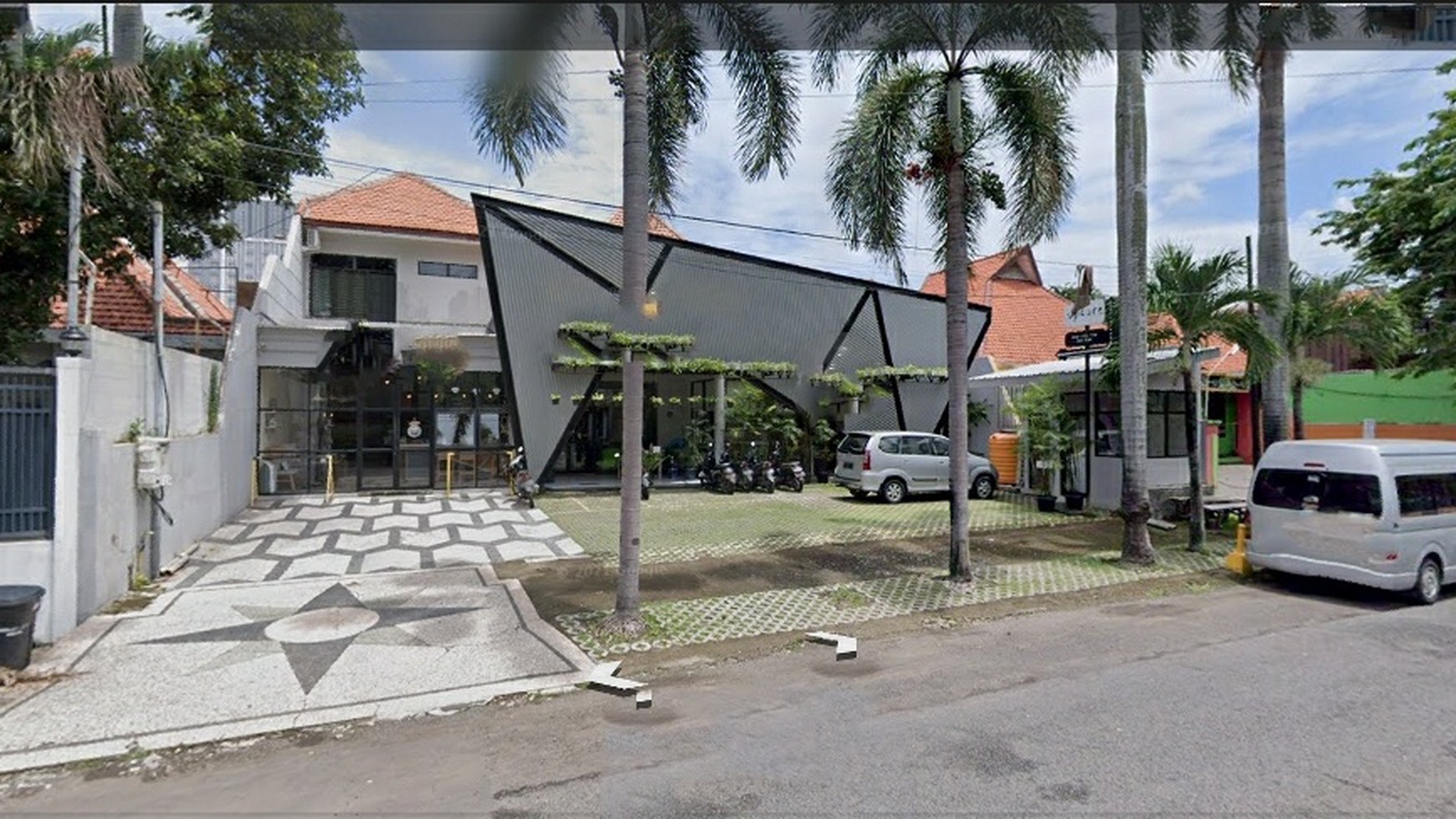 MURAH Dijual Rumah Surabaya Pusat KOTA di Jl. Kapuas - Surabaya Pusat - Parkiran LUAS +/- 12 Mobil - STRATEGIS dekat Raya Darmo
