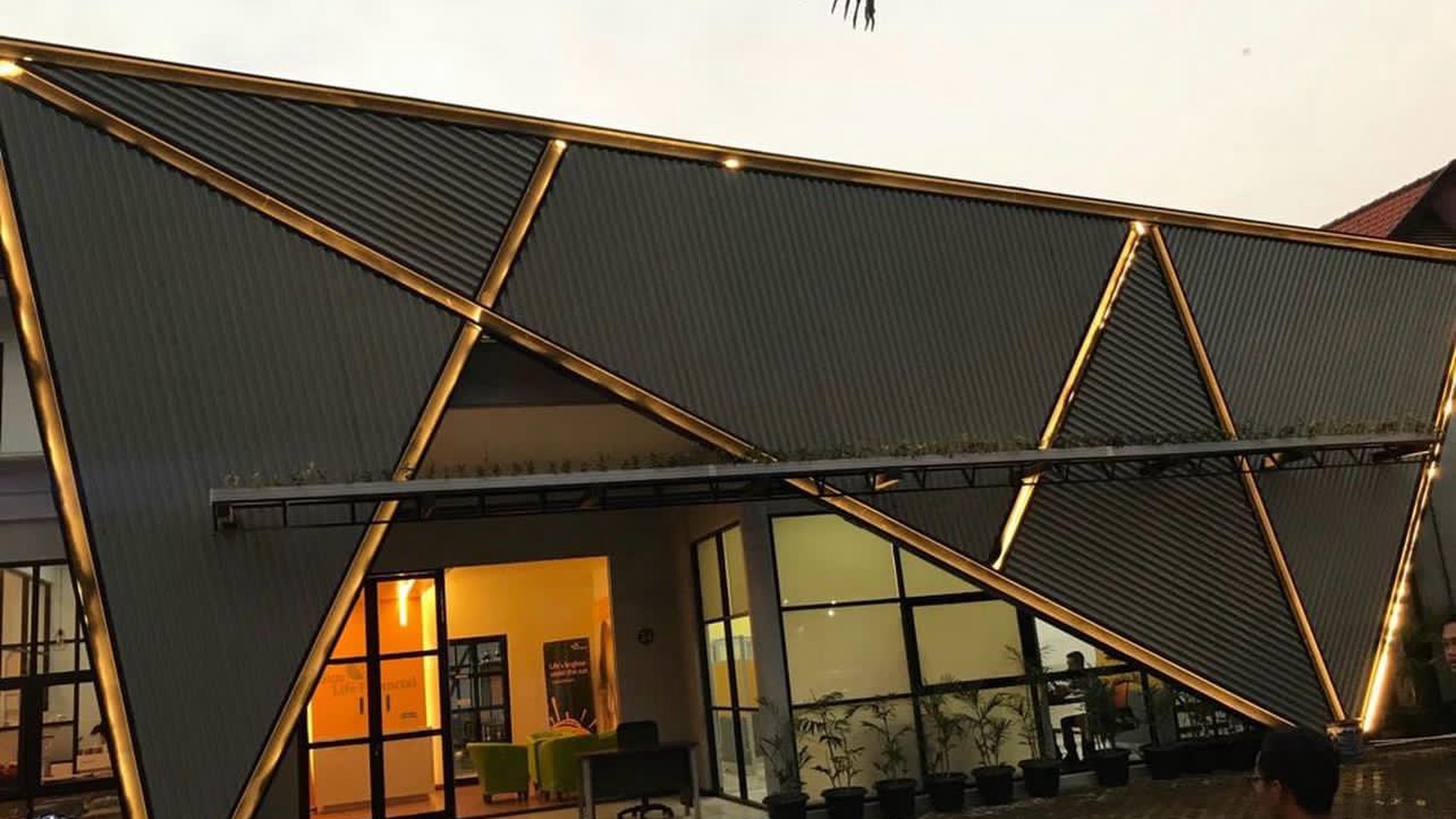 Disewakan 790 m2 Rumah Surabaya Pusat - Jl. Kapuas - Dr.Sutomo - Parkiran LUAS - STRATEGIS dekat Raya Darmo