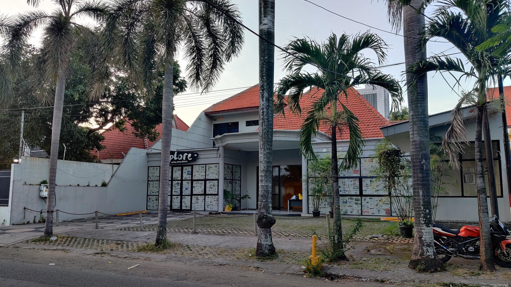 Disewakan 790 m2 Rumah Surabaya Pusat - Jl. Kapuas - Dr.Sutomo - Parkiran LUAS - STRATEGIS dekat Raya Darmo