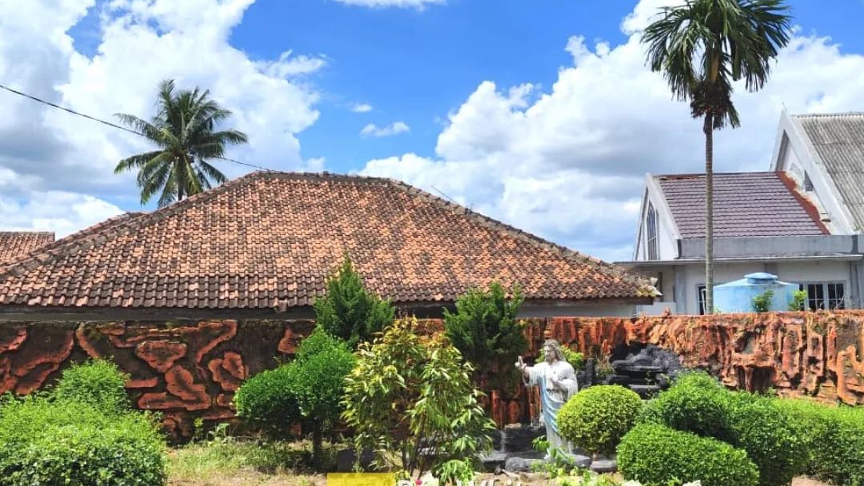 Dijual Cepat Rumah Mewah dan Halaman Luas vr