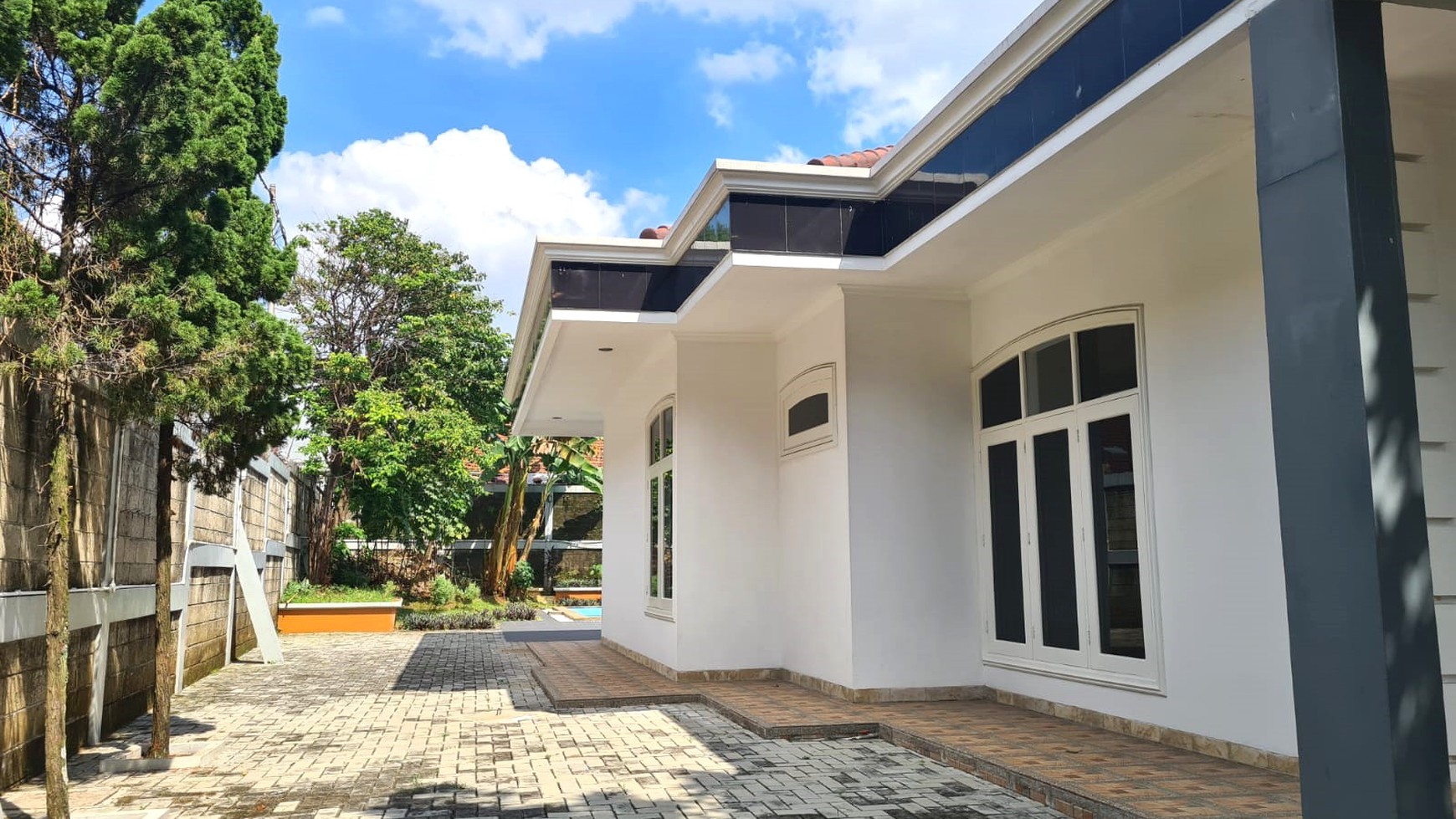 Rumah Luas di Lebak Bulus dengan Kolam Renang, Lokasi Strategis dekat ke MRT