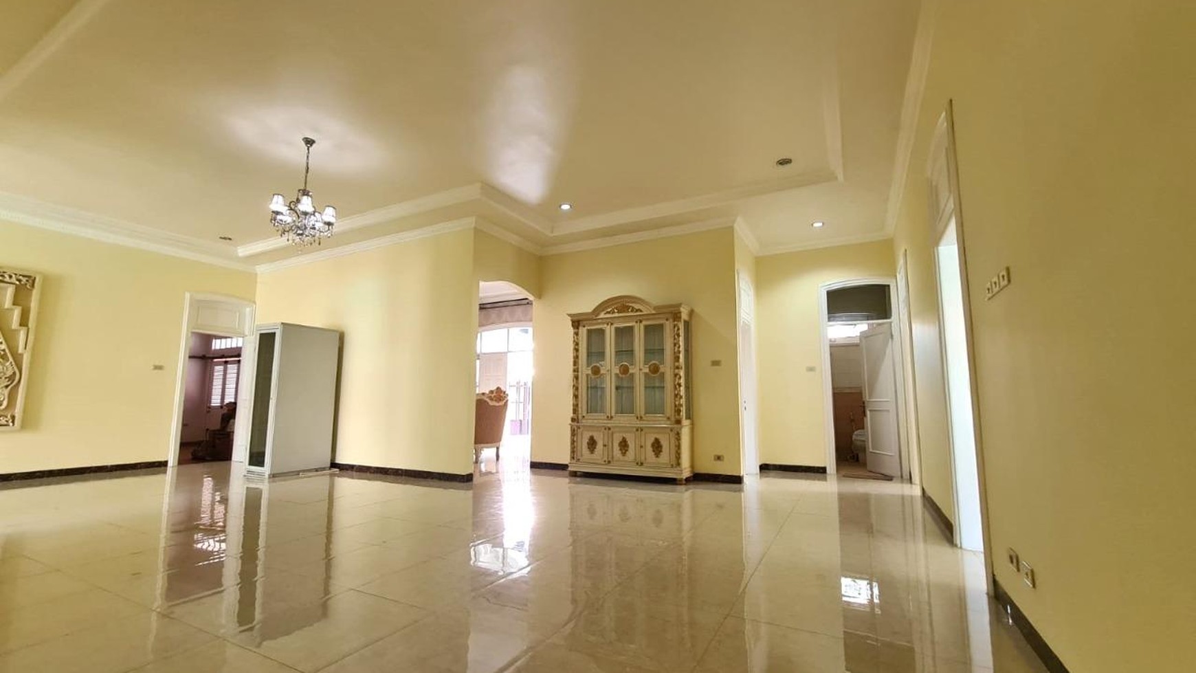 Rumah Luas di Lebak Bulus dengan Kolam Renang, Lokasi Strategis dekat ke MRT
