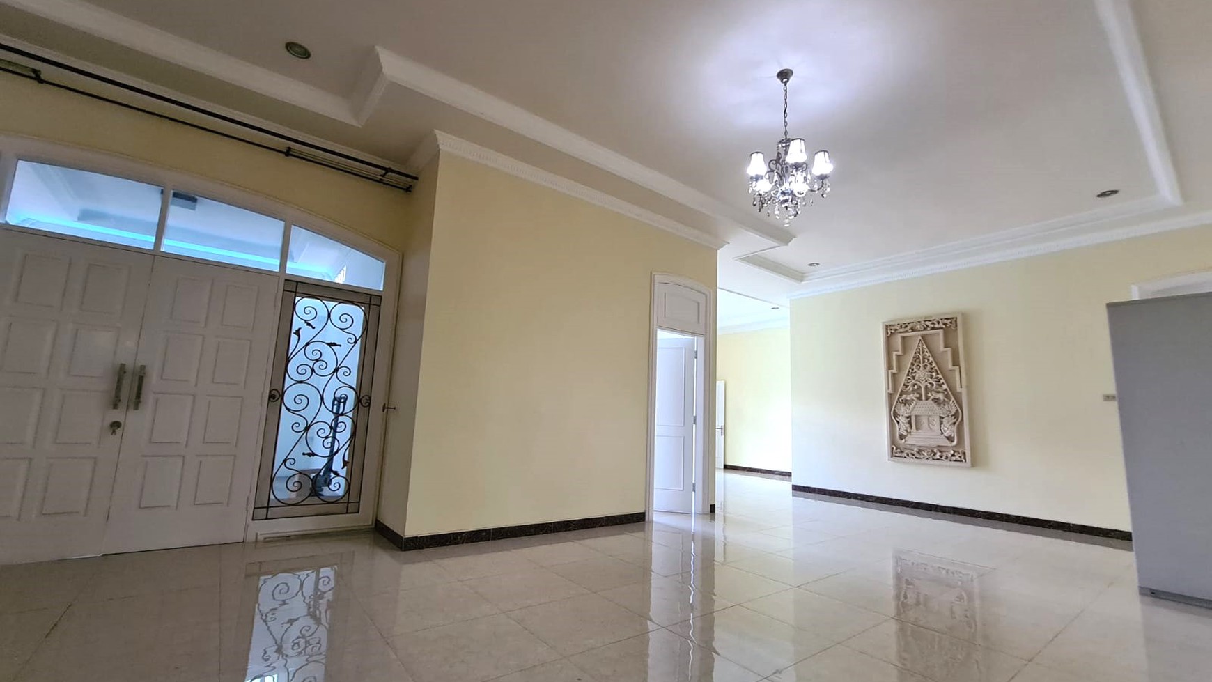 Rumah Luas di Lebak Bulus dengan Kolam Renang, Lokasi Strategis dekat ke MRT