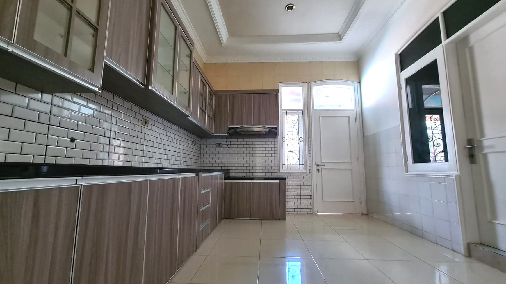 Rumah Luas di Lebak Bulus dengan Kolam Renang, Lokasi Strategis dekat ke MRT