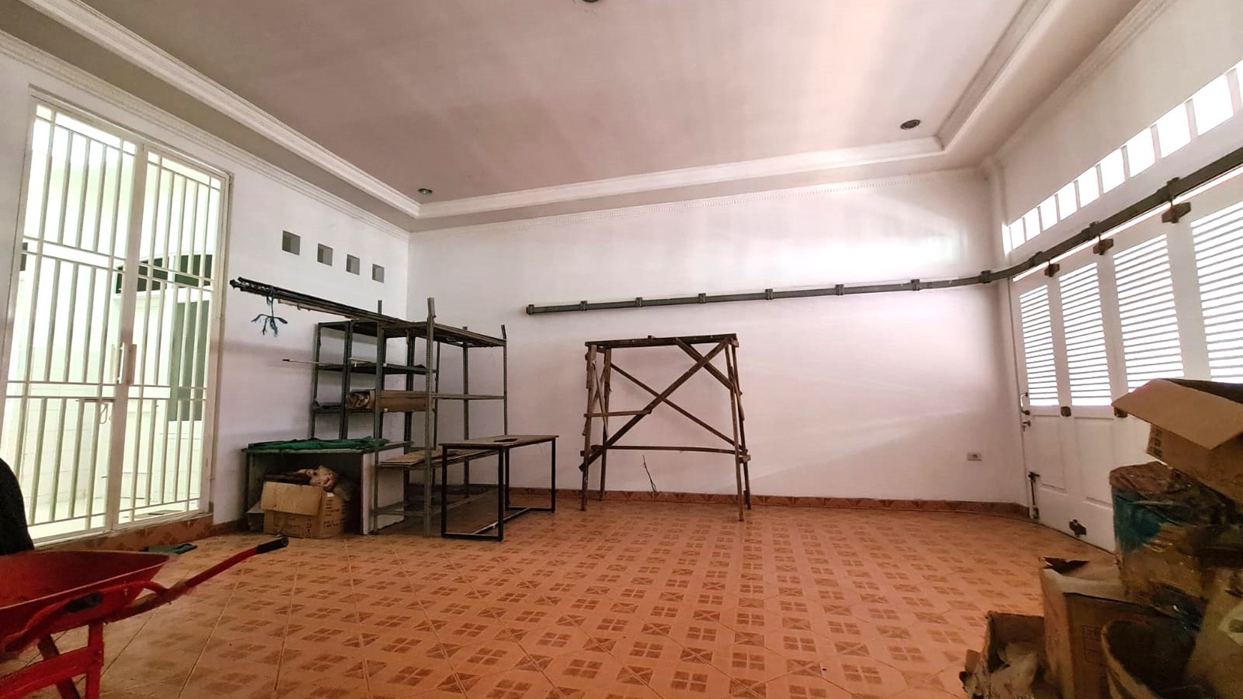 Rumah Luas di Lebak Bulus dengan Kolam Renang, Lokasi Strategis dekat ke MRT
