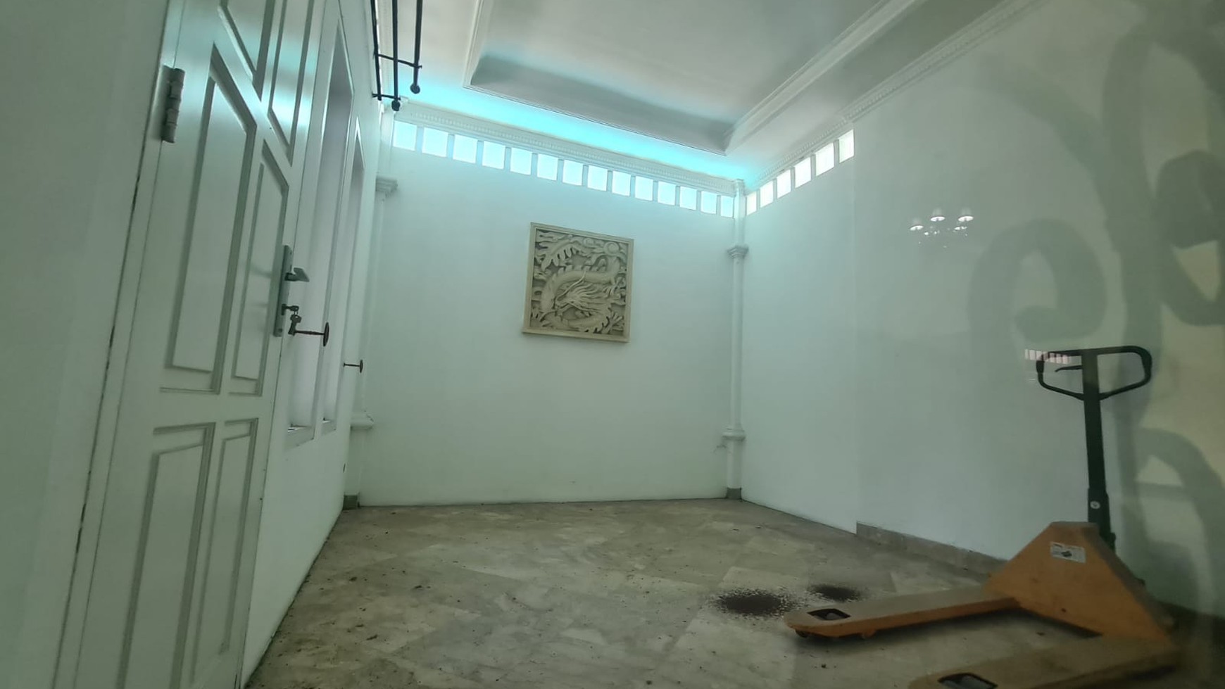 Rumah Luas di Lebak Bulus dengan Kolam Renang, Lokasi Strategis dekat ke MRT