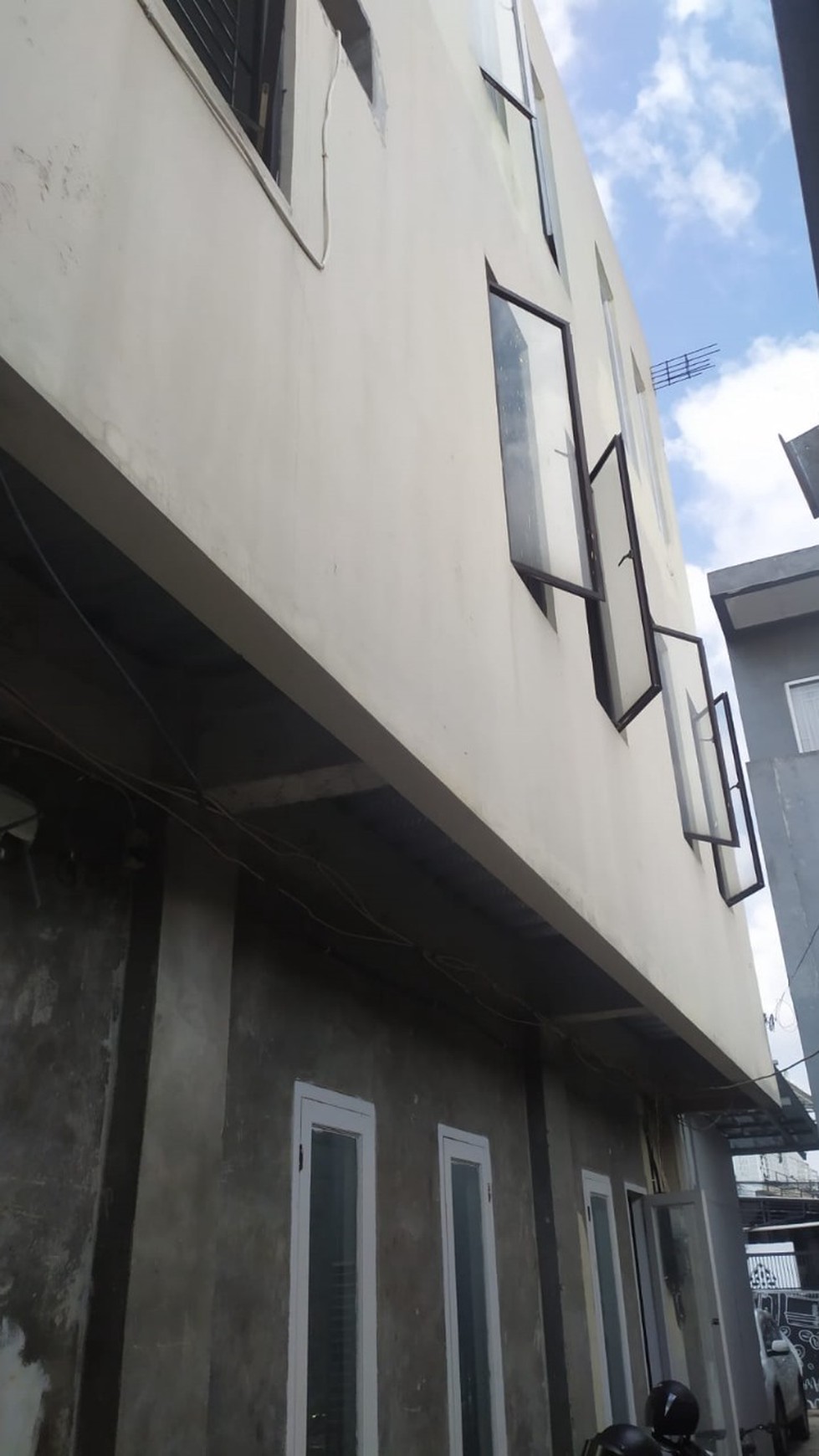 Pondok aren gedung 3 lantai pondok kacang barat