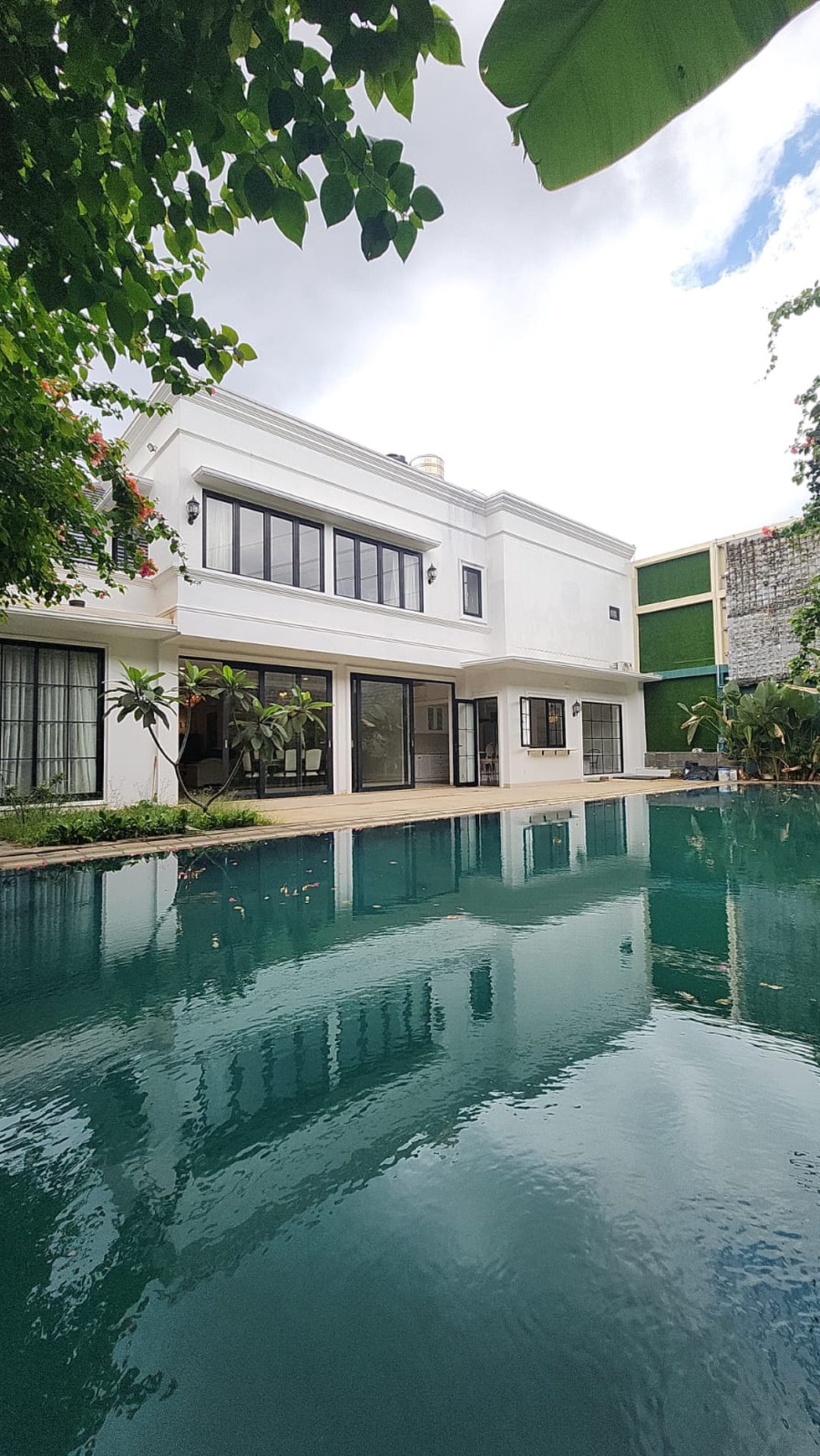 Hunian Modern Lux Dengan Swimming Pool di Kemang