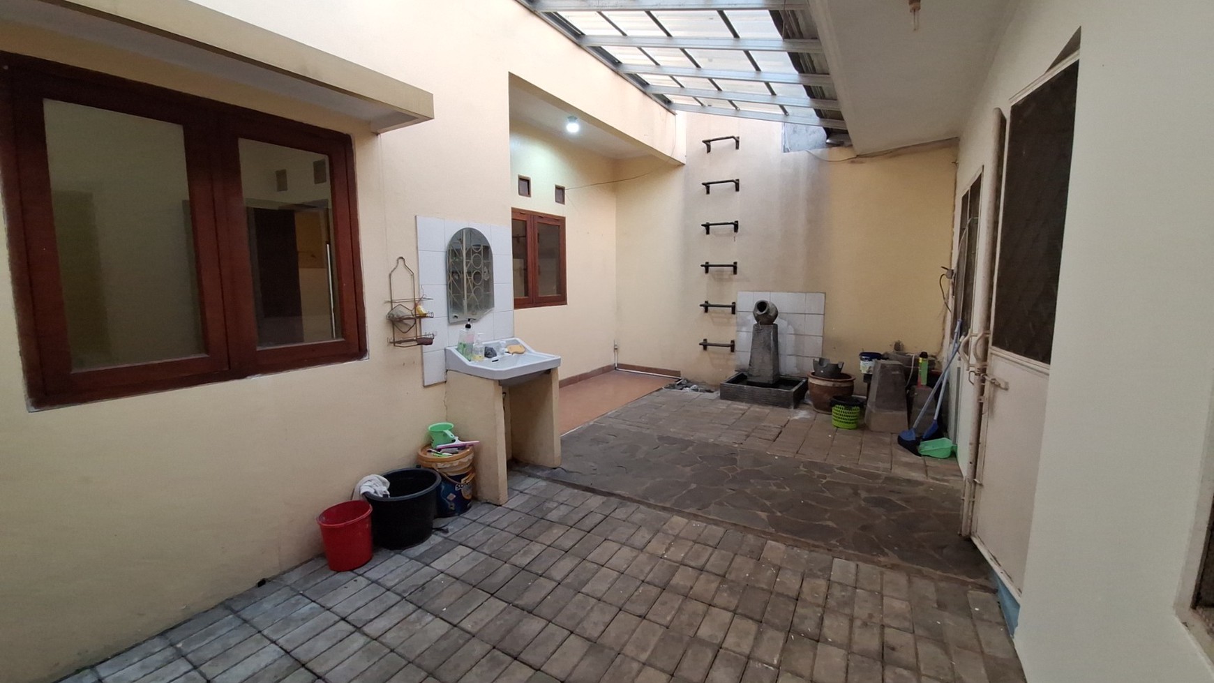 Rumah 2 Lantai di Cinere, Dekat ke Tol - Harga Nego