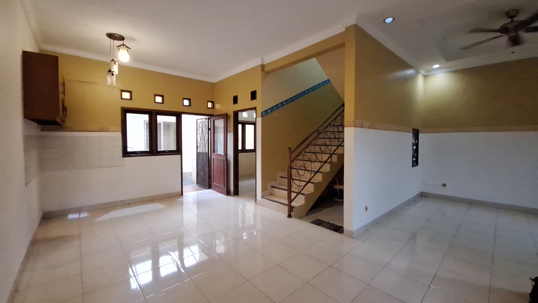 Rumah 2 Lantai di Cinere, Dekat ke Tol - Harga Nego