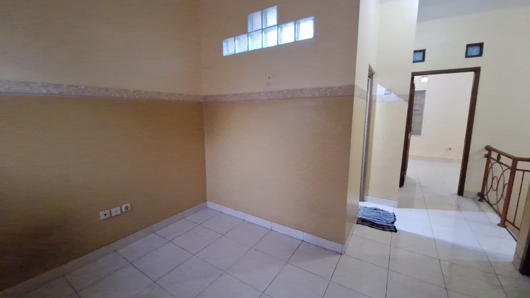 Rumah 2 Lantai di Cinere, Dekat ke Tol - Harga Nego