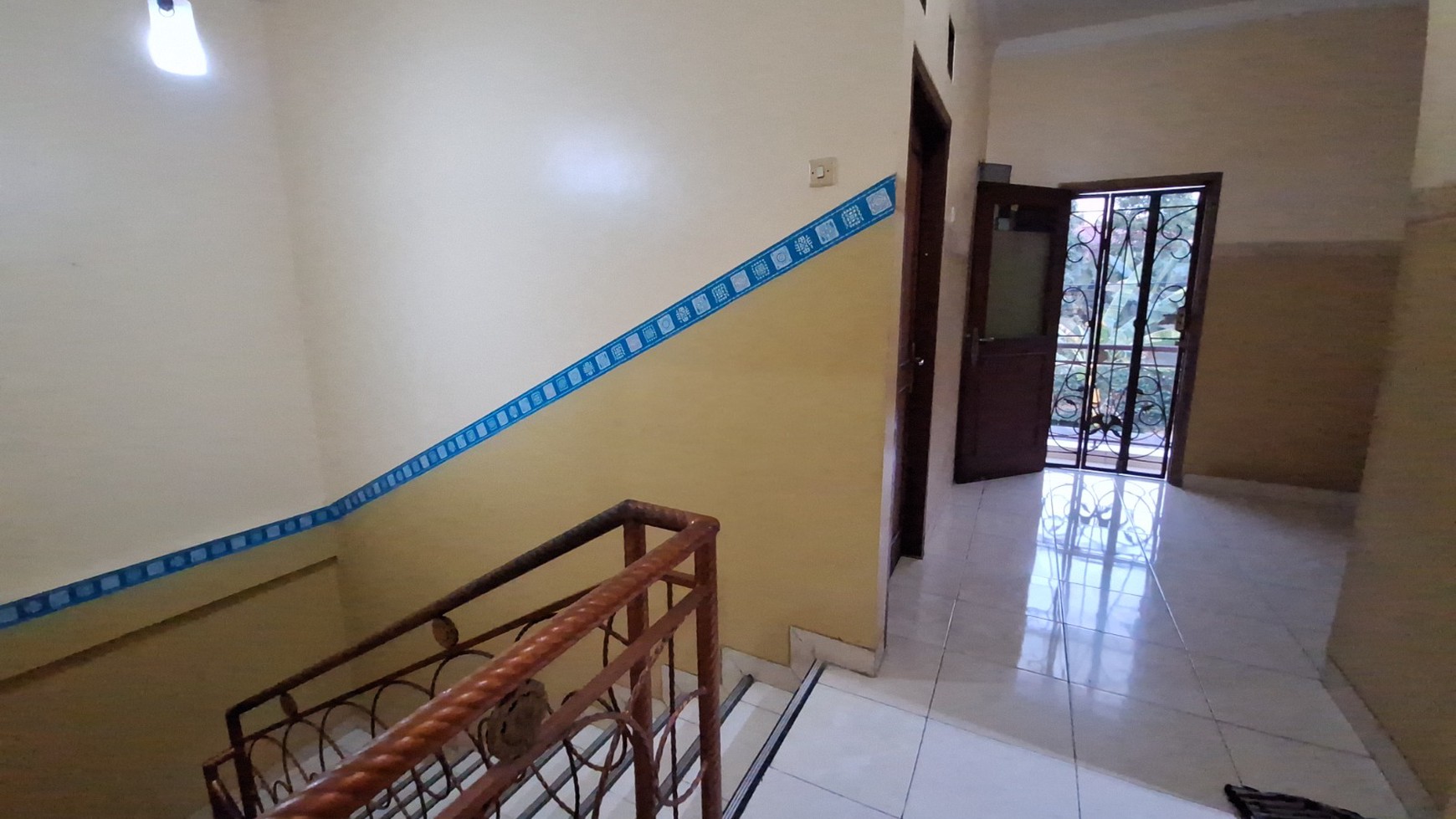 Rumah 2 Lantai di Cinere, Dekat ke Tol - Harga Nego