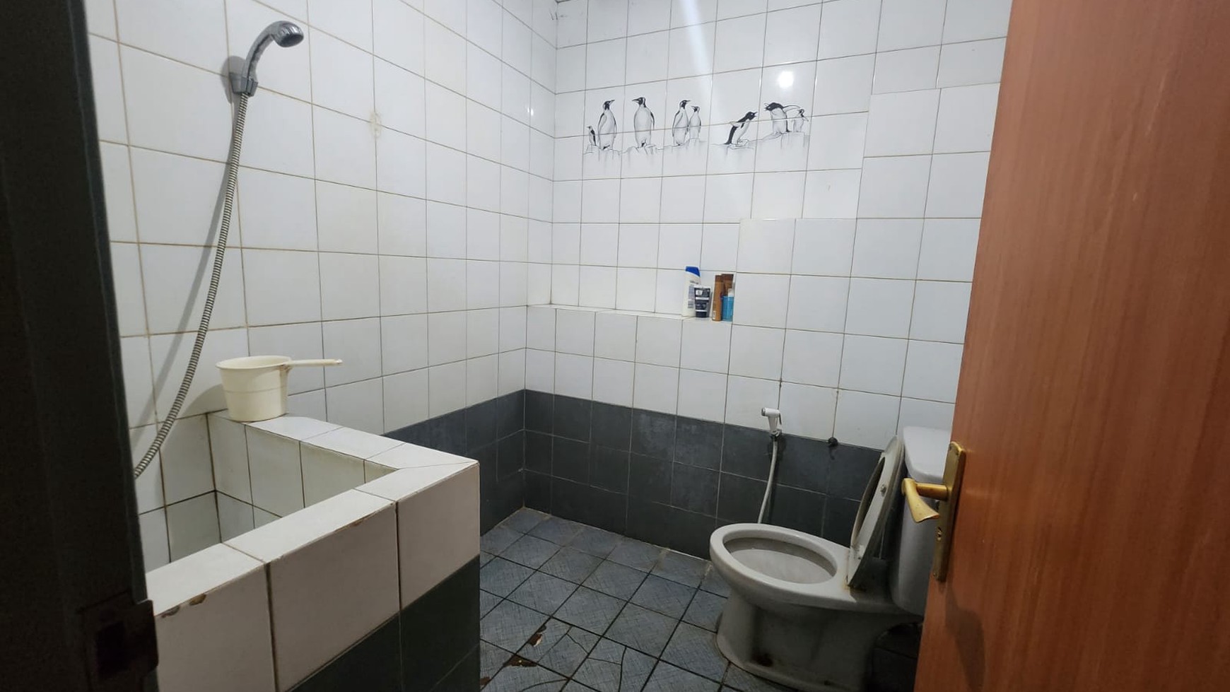 Rumah Halaman Luas Tanah 570m2 di Cinere 5 Menit ke Tol Desari