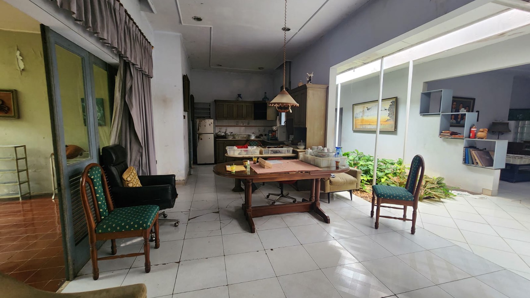 Rumah Halaman Luas Tanah 570m2 di Cinere 5 Menit ke Tol Desari