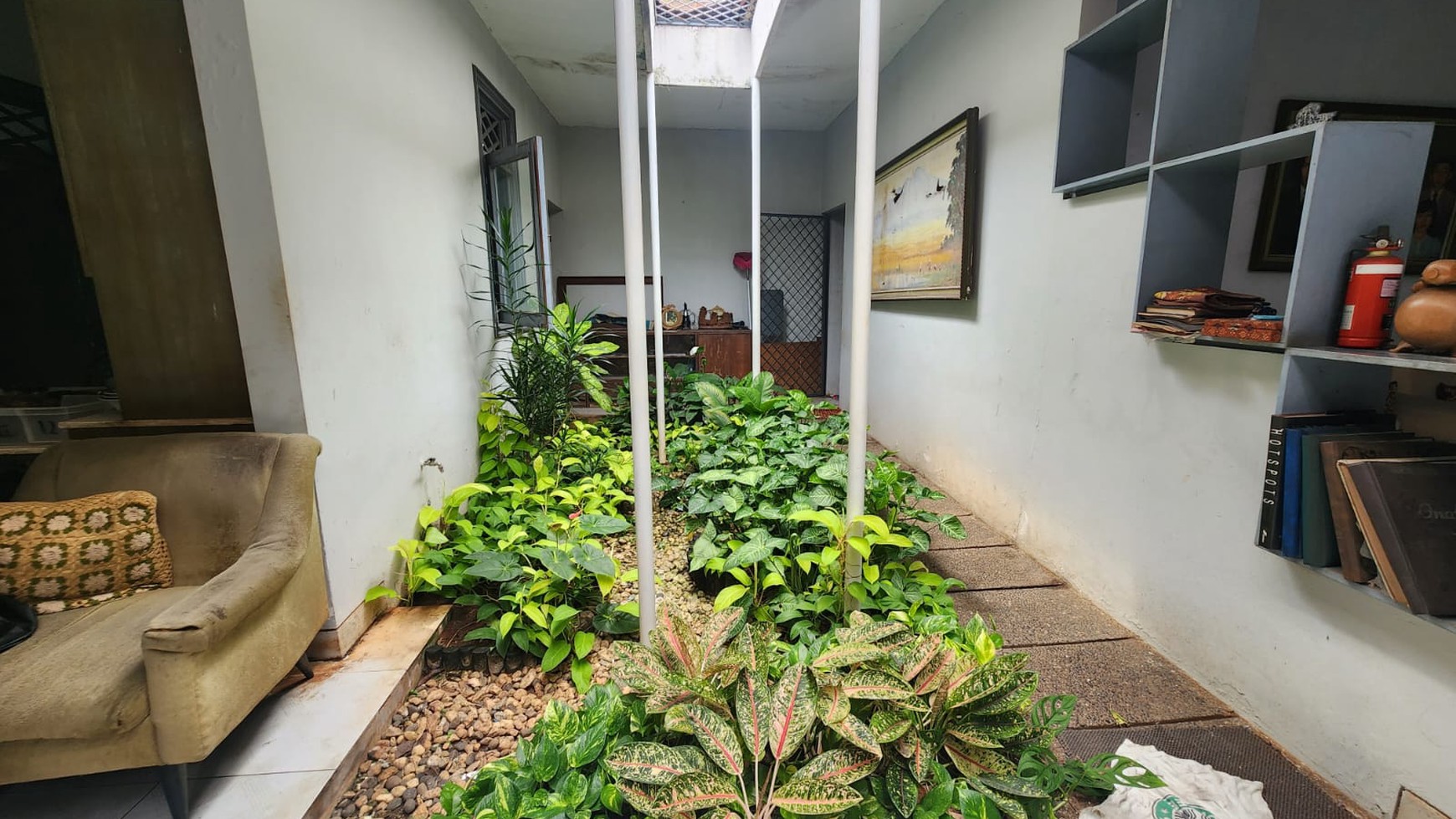 Rumah Halaman Luas Tanah 570m2 di Cinere 5 Menit ke Tol Desari