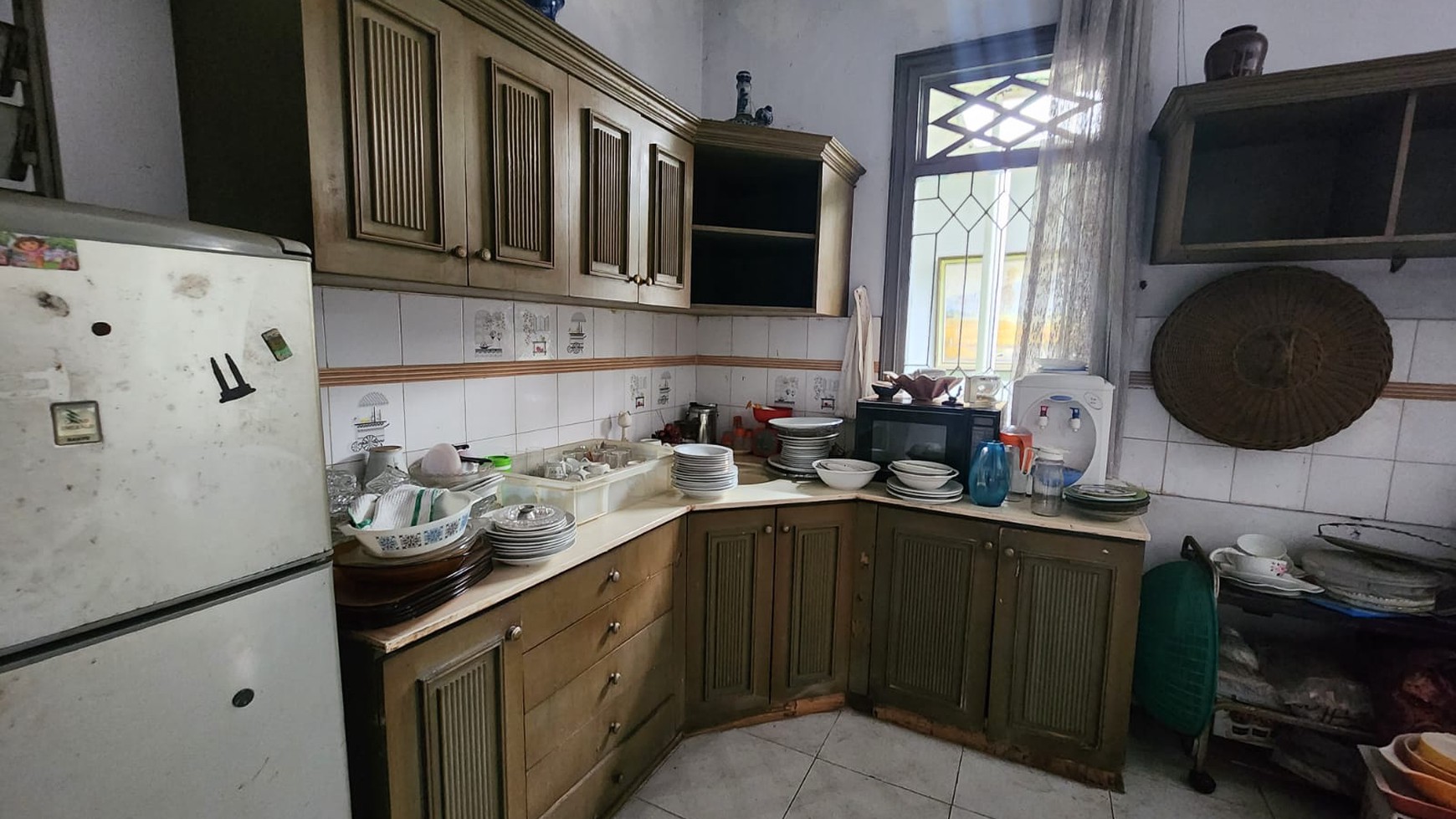 Rumah Halaman Luas Tanah 570m2 di Cinere 5 Menit ke Tol Desari