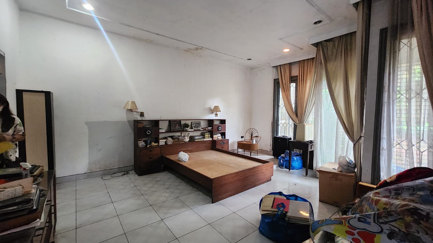 Rumah Halaman Luas Tanah 570m2 di Cinere 5 Menit ke Tol Desari