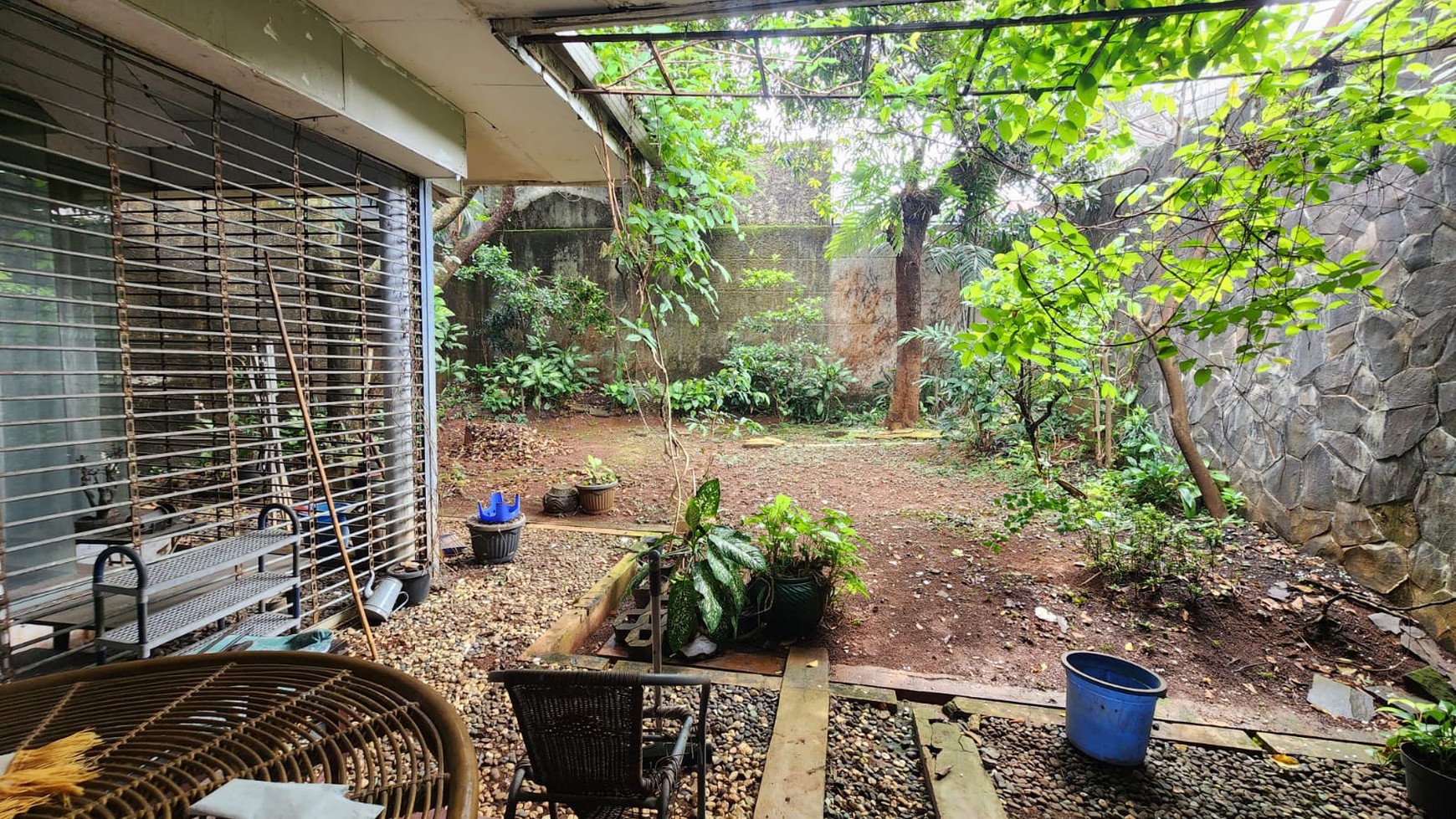 Rumah Halaman Luas Tanah 570m2 di Cinere 5 Menit ke Tol Desari