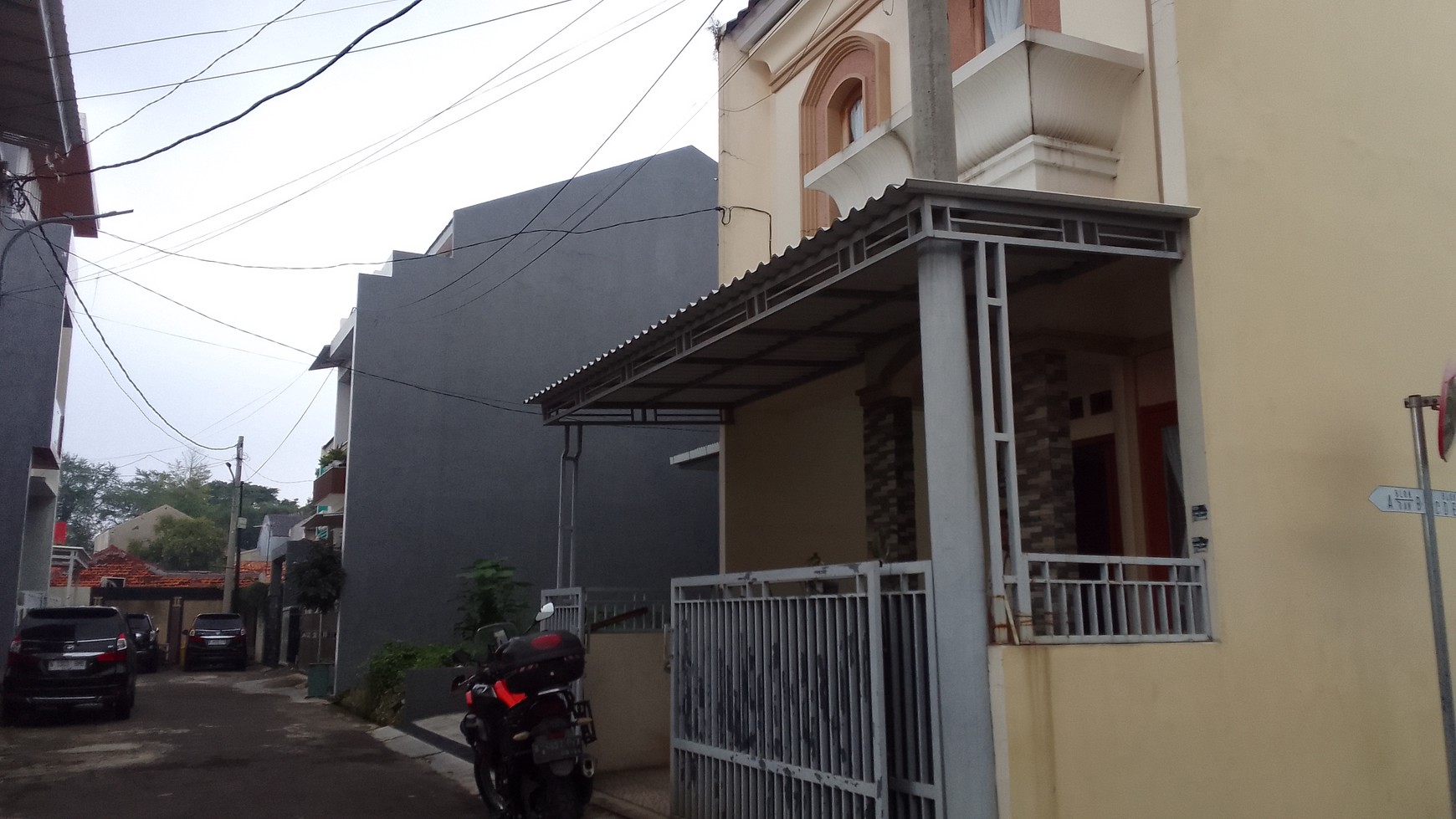 Rumah Cluster 2 Lantai, Jalan Besar 2 Mobil, Cantik, Nyaman Aman, Dan  Keamanan 24 Jam Di Kp. Tengah Kramat Jati, 7 Menit Ke Toll TB Simatupang