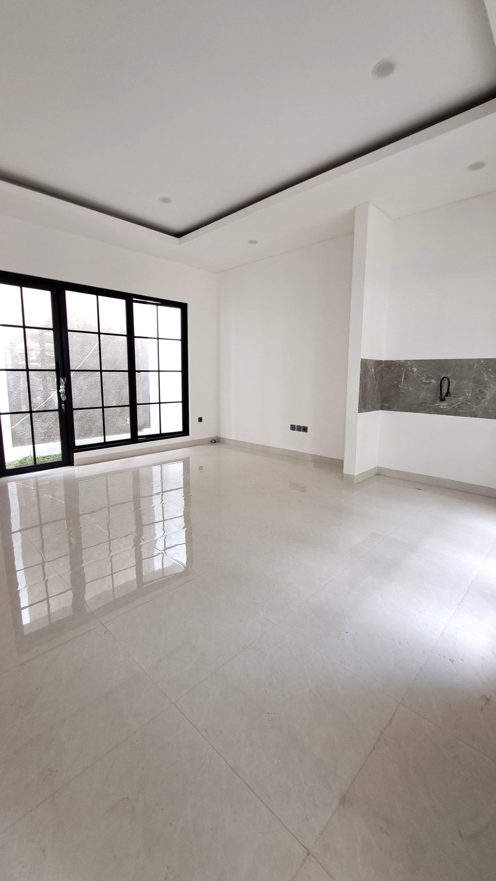Brand New House American Classic 3 Lantai Best Price di Kalibata