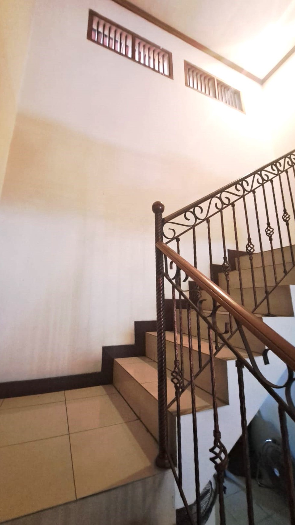 Rumah Modern di Lebak Bulus 2 Lantai Ceiling Tinggi Siap Huni