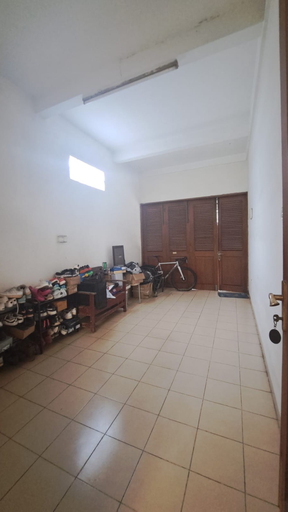 Rumah Modern di Lebak Bulus 2 Lantai Ceiling Tinggi Siap Huni