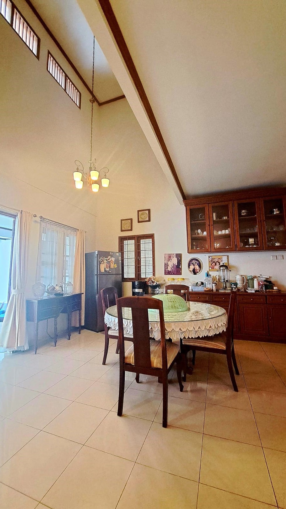Rumah Modern di Lebak Bulus 2 Lantai Ceiling Tinggi Siap Huni