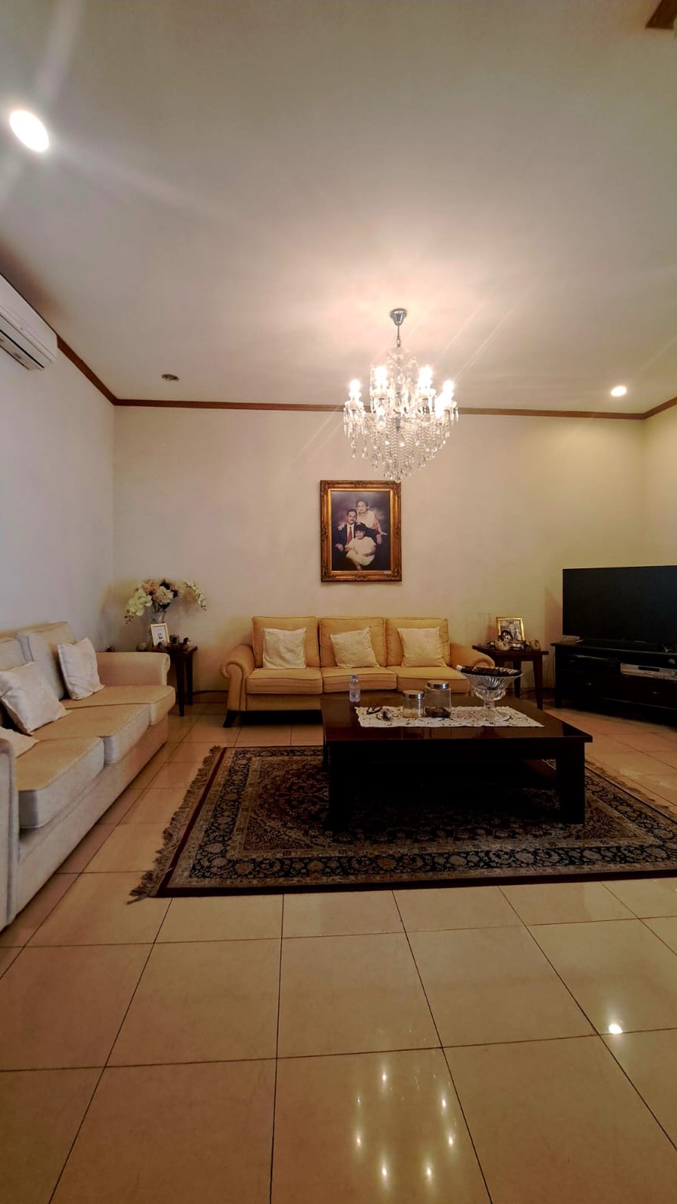 Rumah Modern di Lebak Bulus 2 Lantai Ceiling Tinggi Siap Huni