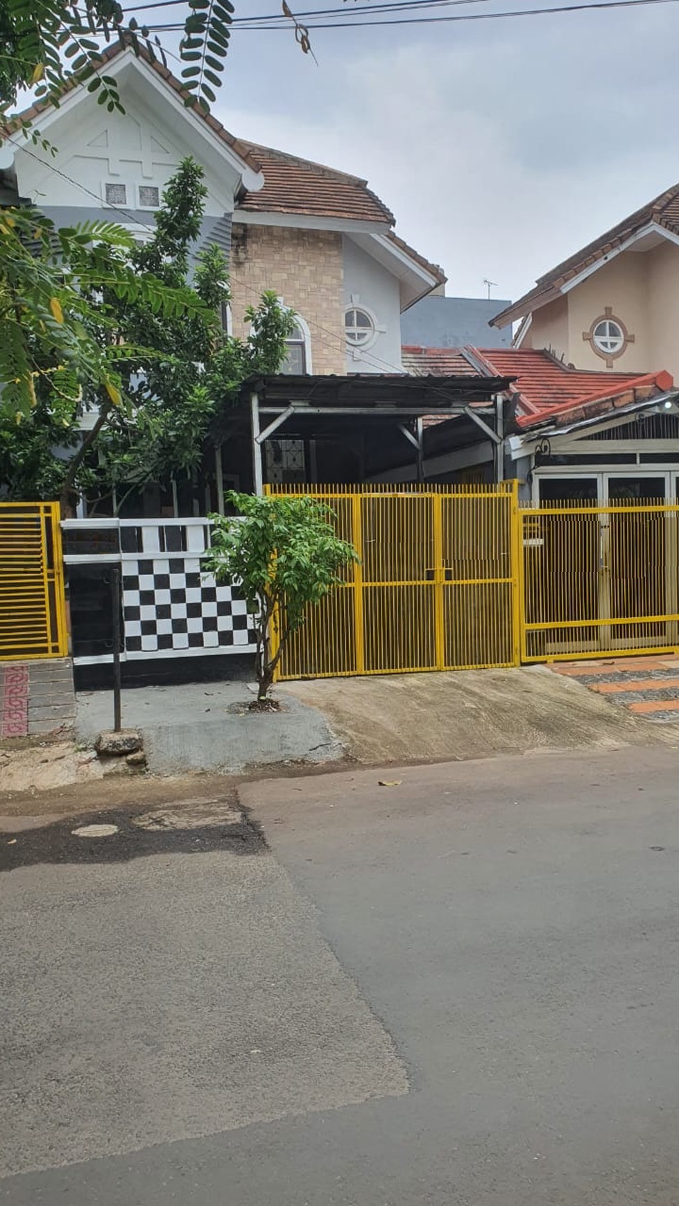 rumah pinggir jalan di Kencana Loka BSD