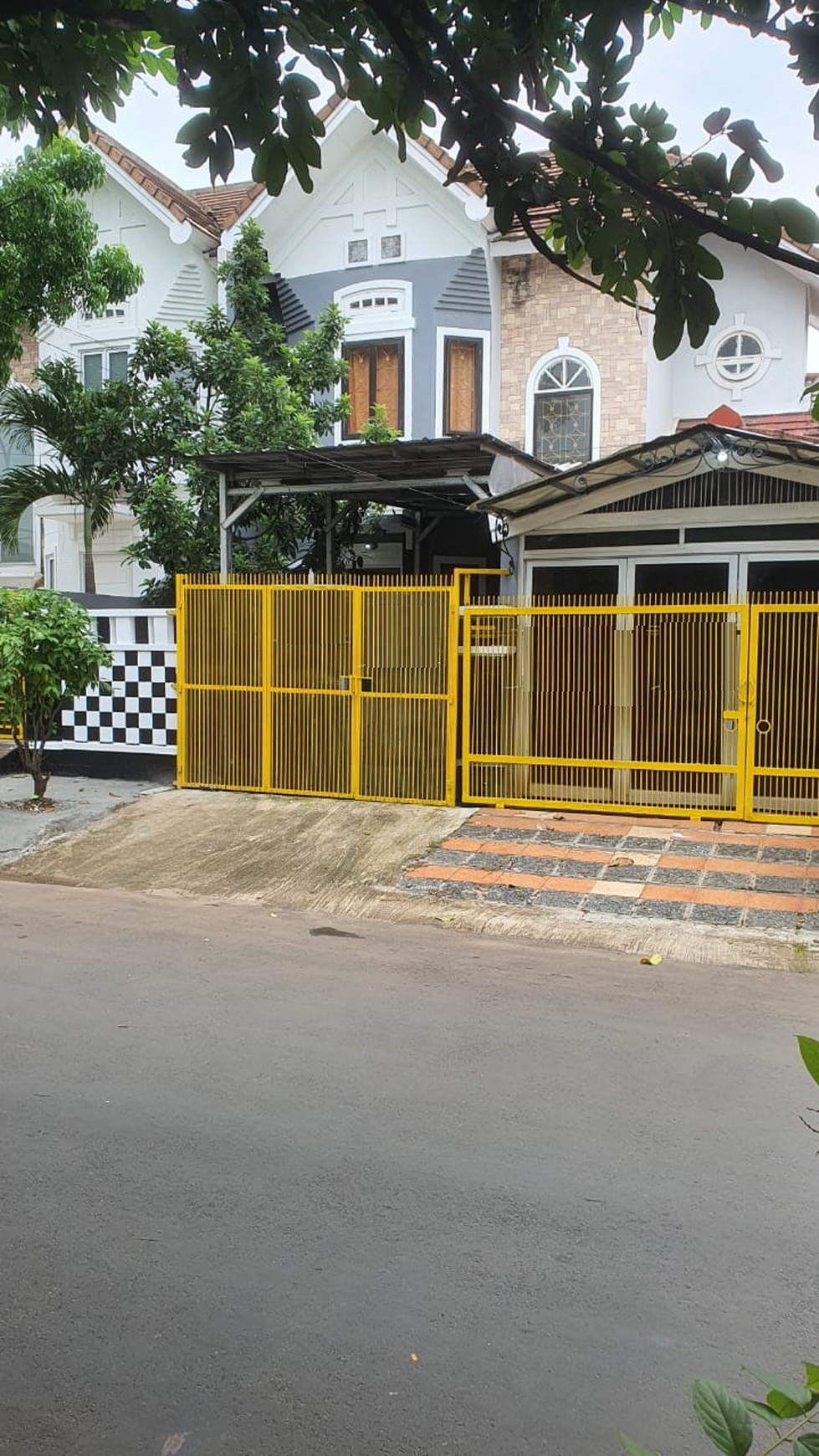 rumah pinggir jalan di Kencana Loka BSD