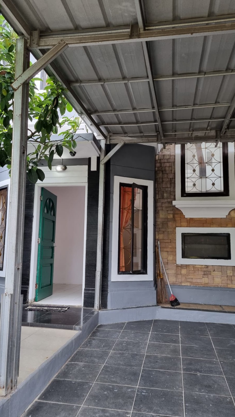 rumah pinggir jalan di Kencana Loka BSD