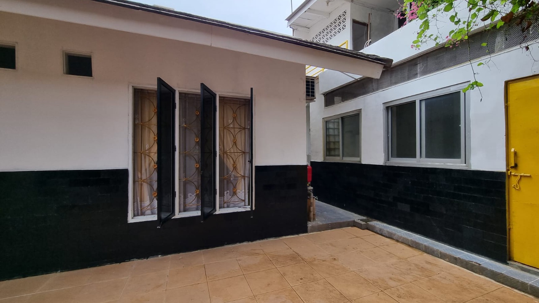 rumah pinggir jalan di Kencana Loka BSD