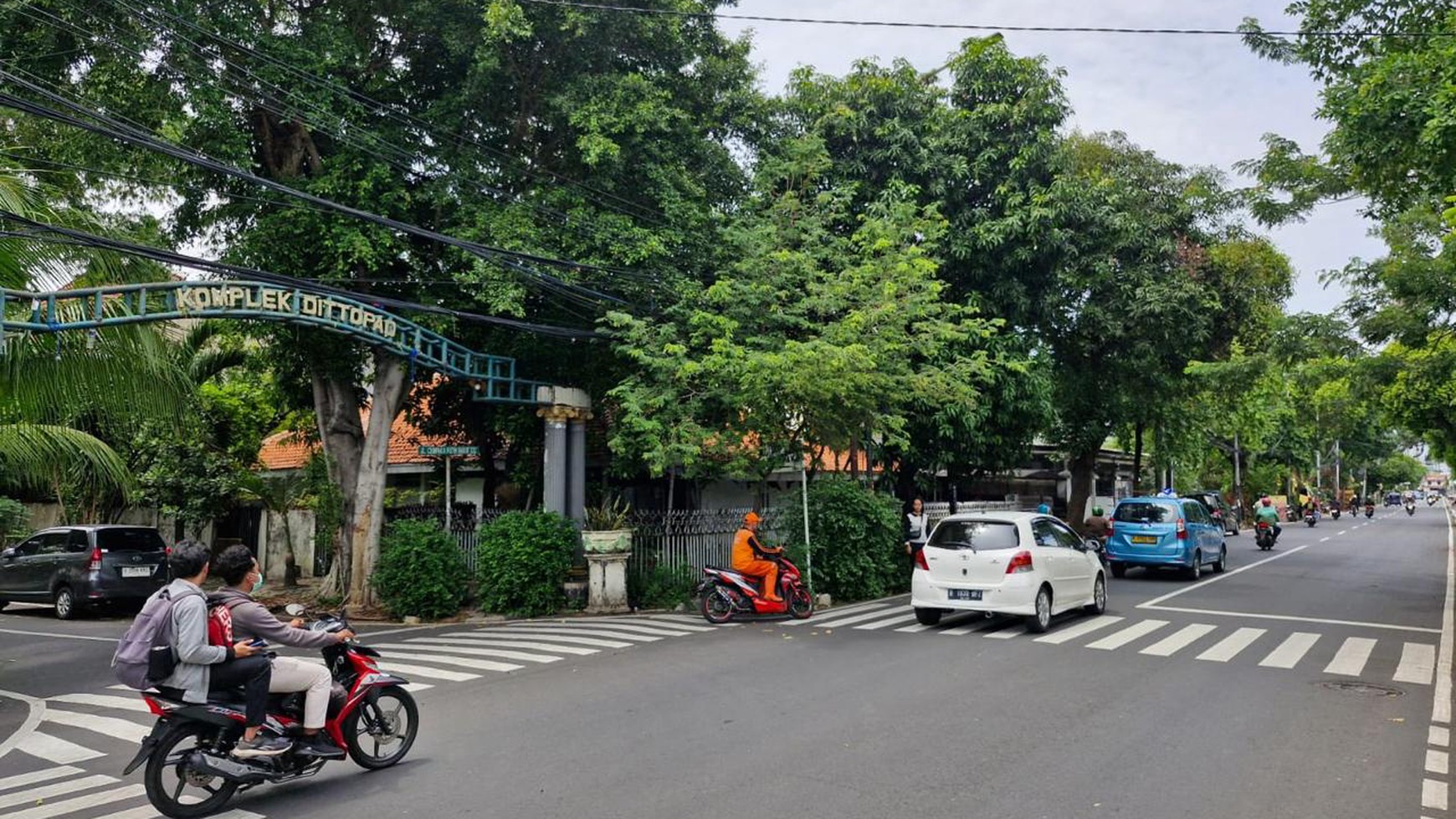 FOR RENT  Rumah lama di hoek strategis Jl. Cempaka Putih Raya, Jakarta Pusat