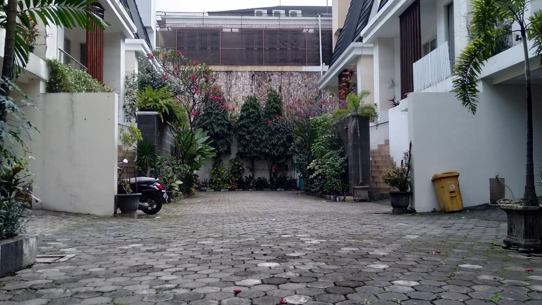 townhouse dengan kolam renang di area kemang