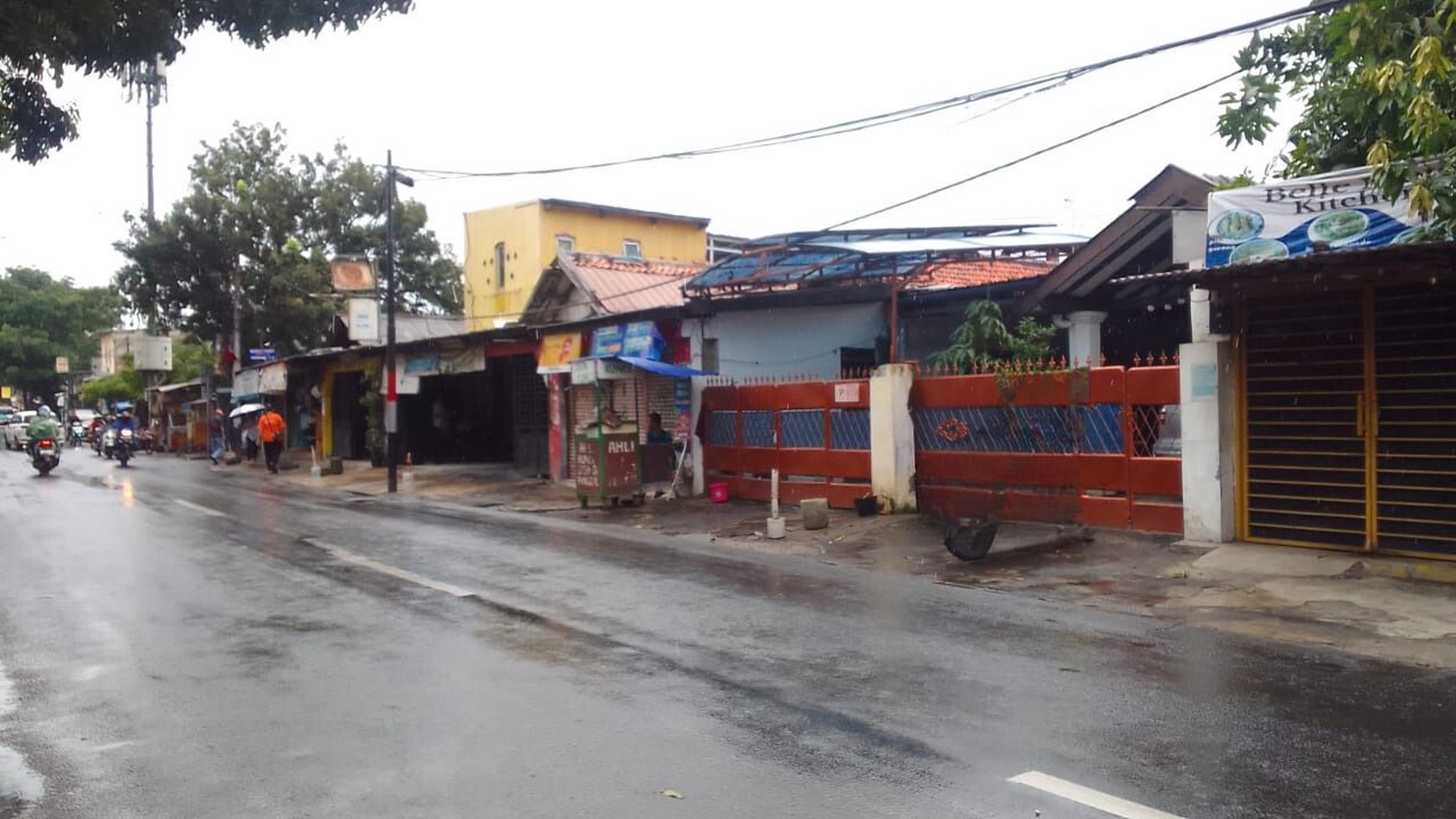 Rumah Strategis 2 Lantai Berikut Kos2an Dan 3 Kios, Lingkungan Ramai Dengan Usaha, Resto Dan Kuliner Di Cililitan Besar, 3 Menit Jalan Kaki Ke Mall PGC