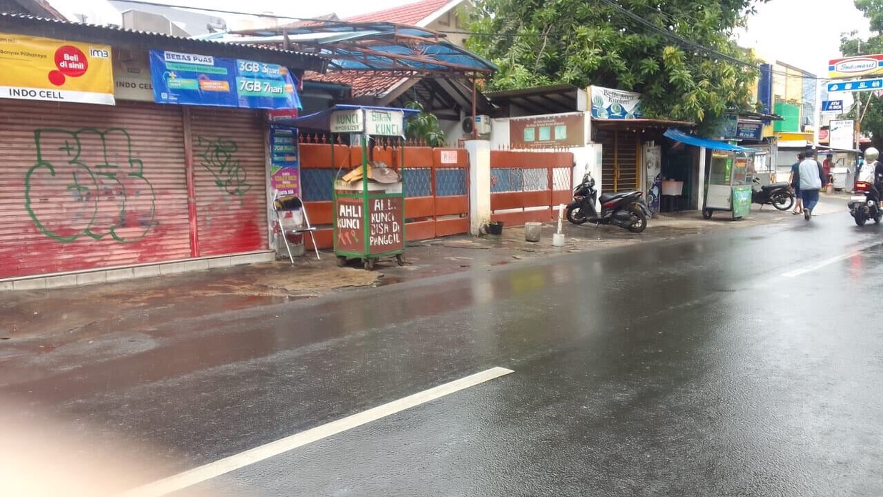 Rumah Strategis 2 Lantai Berikut Kos2an Dan 3 Kios, Lingkungan Ramai Dengan Usaha, Resto Dan Kuliner Di Cililitan Besar, 3 Menit Jalan Kaki Ke Mall PGC