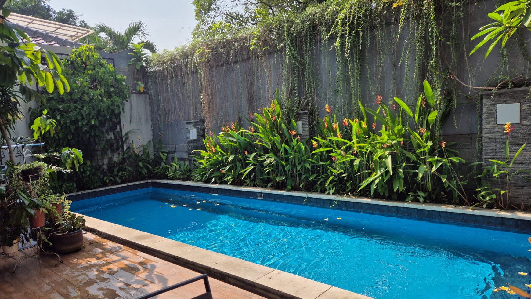 Rumah bagus, dengan Private Swimming Pool, dalam Cluster di BSD