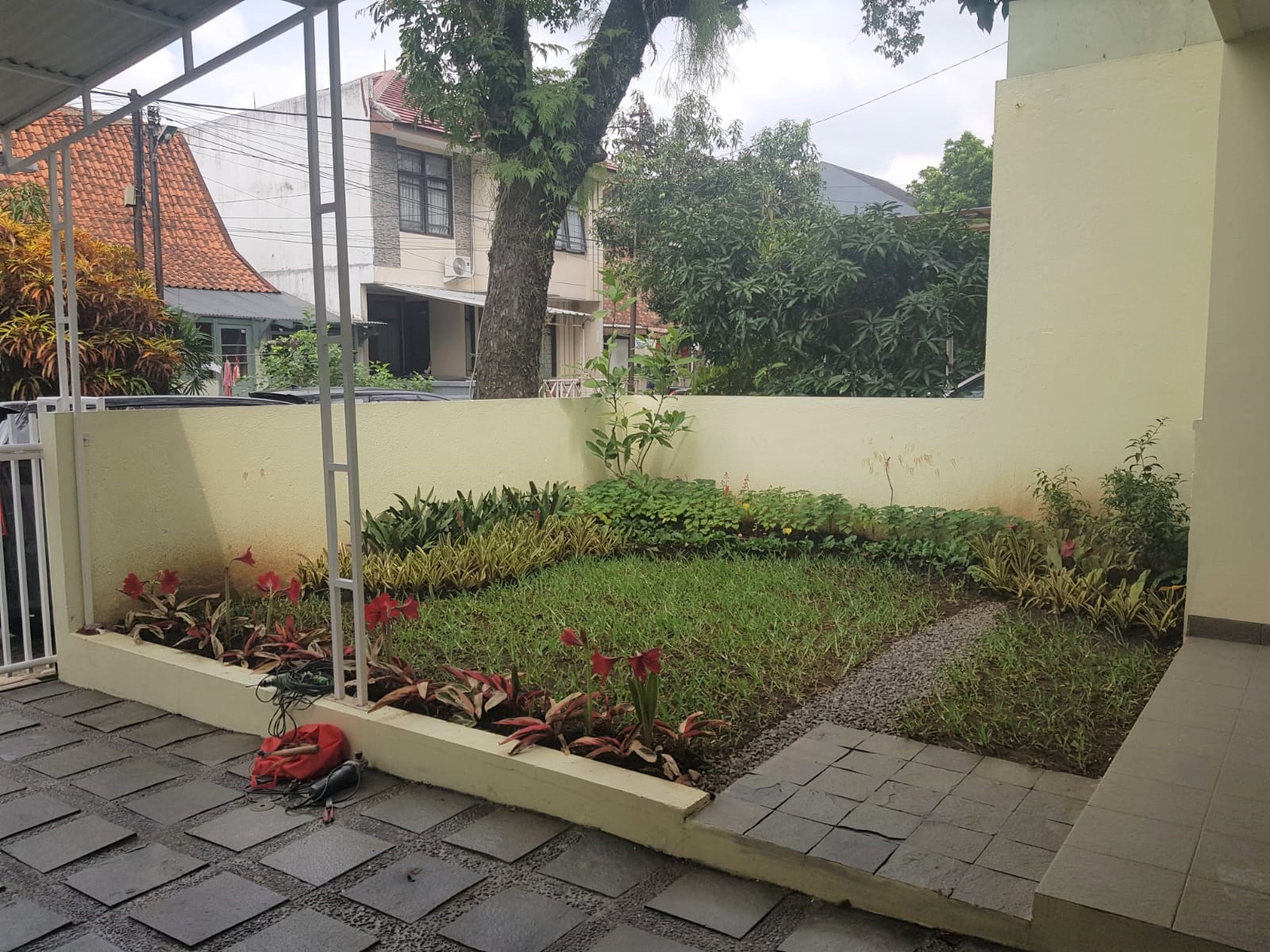 Rumah dengan Taman Cantik di Sayap Riau dekat Shabu Hachi Bandung