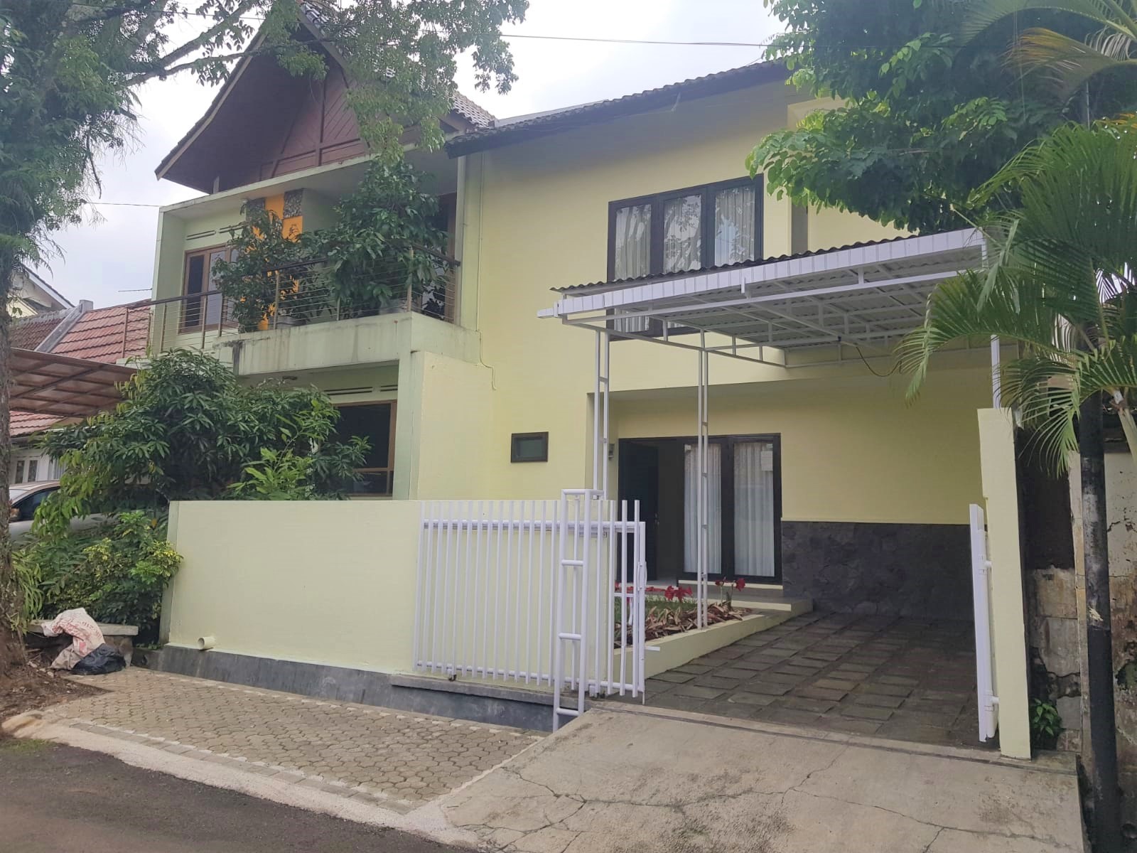 Rumah dengan Taman Cantik di Sayap Riau dekat Shabu Hachi Bandung