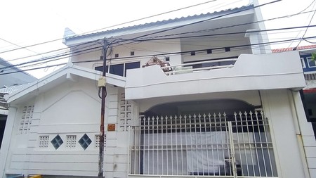 Rumah Nyaman dan Strategis 2 Lantai SHM di Semolowaru Surabaya